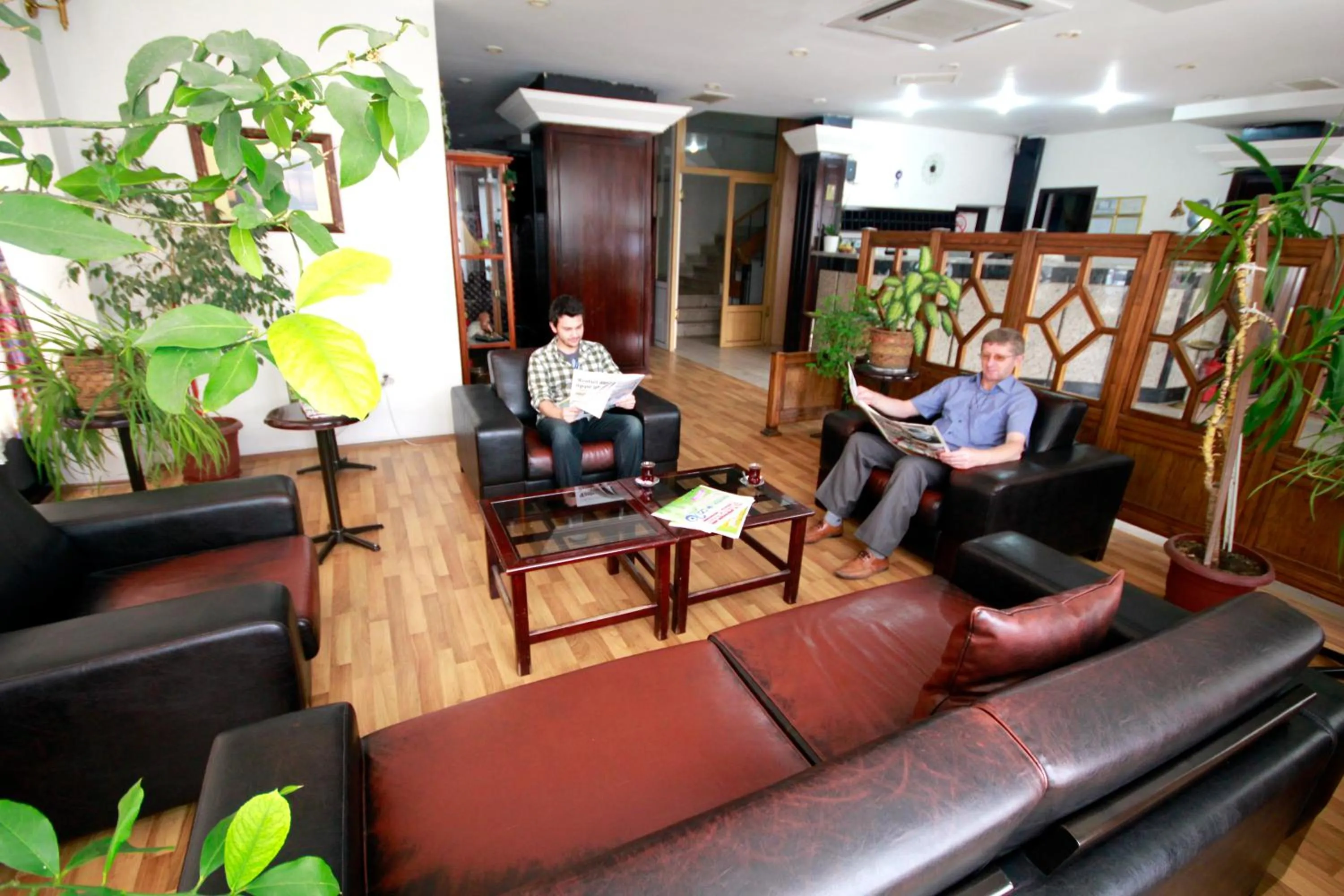 Communal lounge/ TV room in Saban Acikgoz Hotel