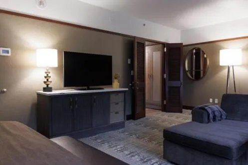 Communal lounge/ TV room in Alyeska Resort