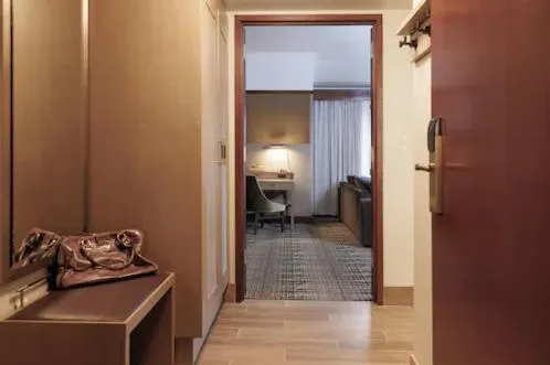 Photo of the whole room, Bed in Alyeska Resort