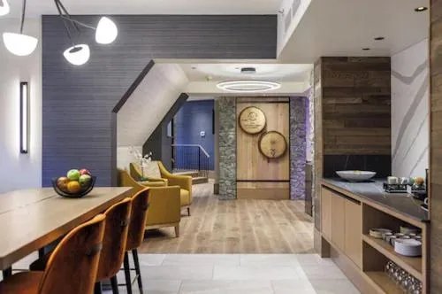 Lounge or bar in Alyeska Resort