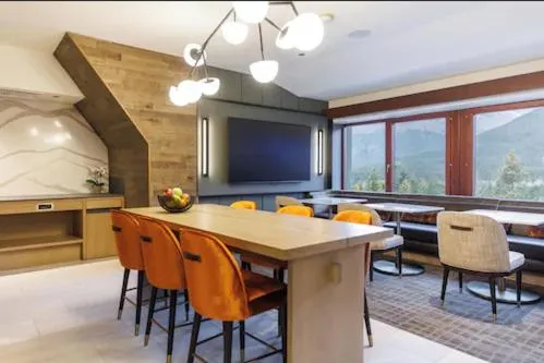 Lounge or bar in Alyeska Resort