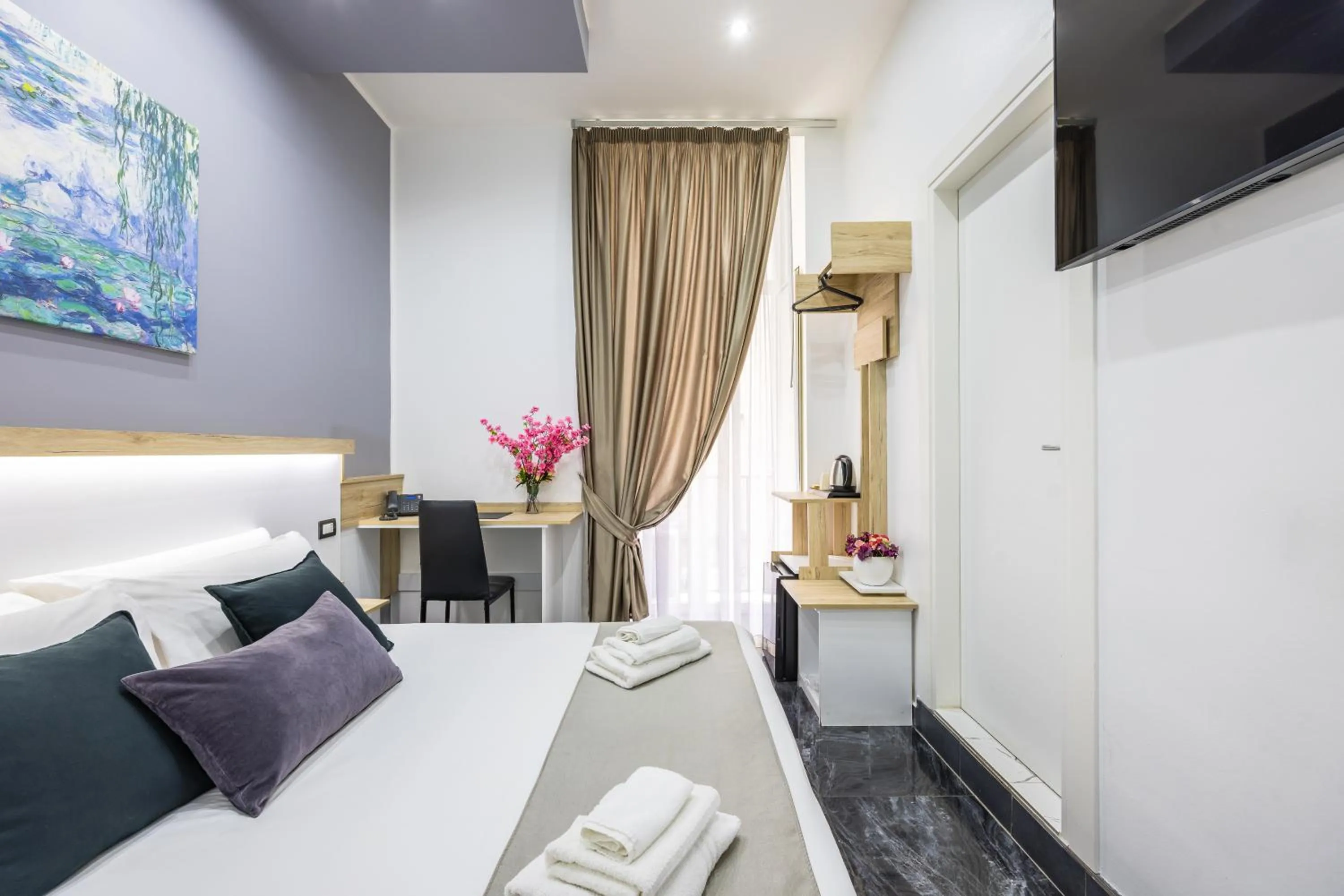 Bed in Bella Napoli Suites