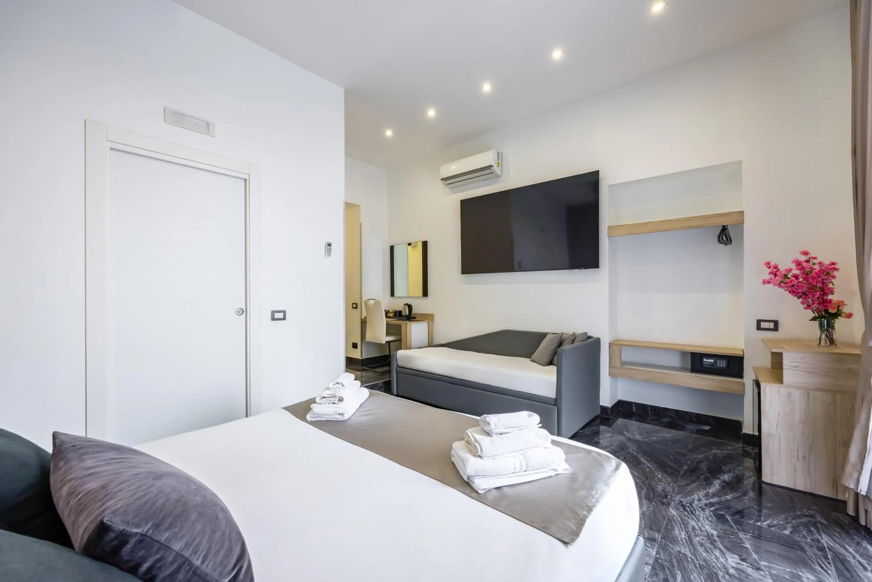 Bed in Bella Napoli Suites