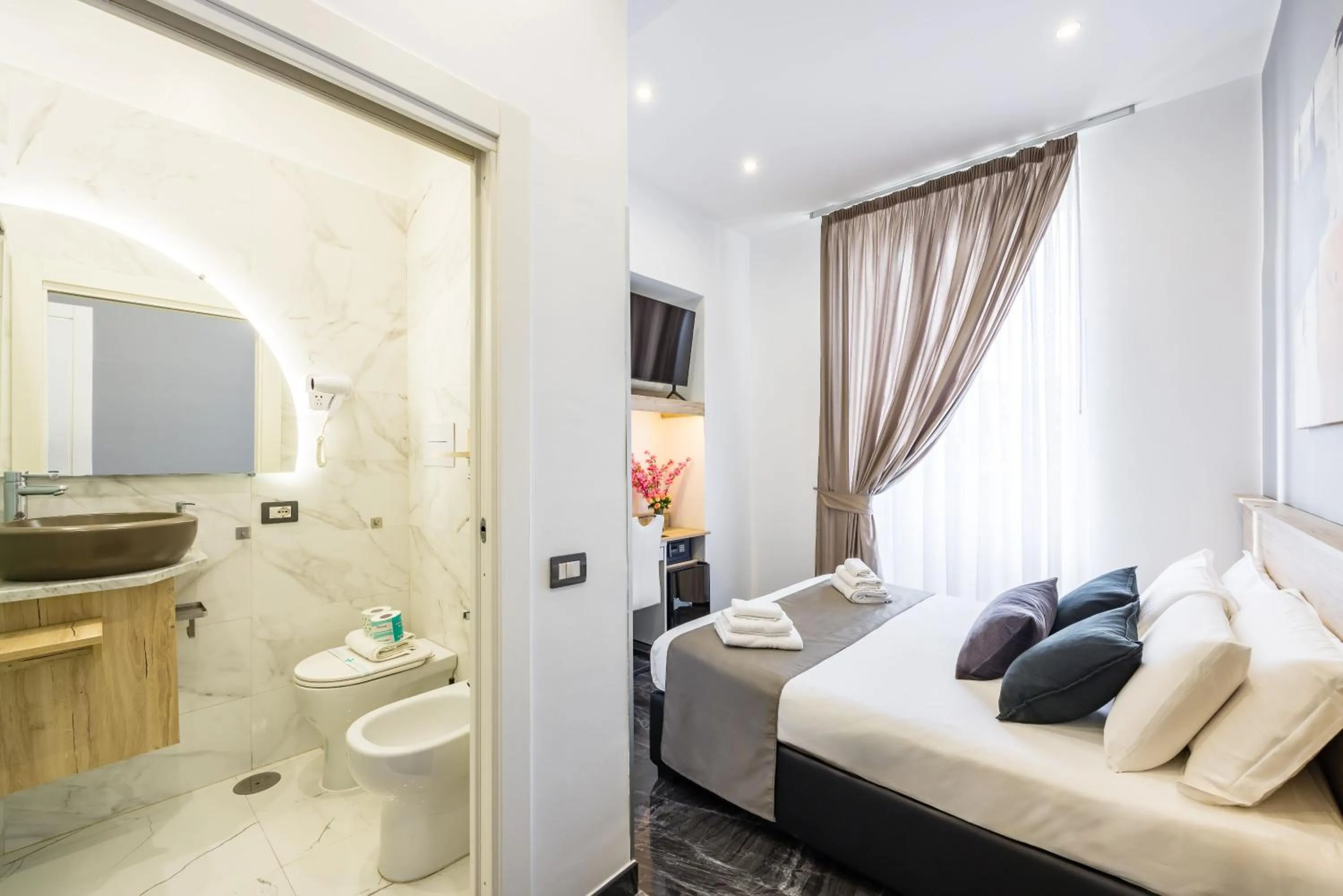 Bed in Bella Napoli Suites