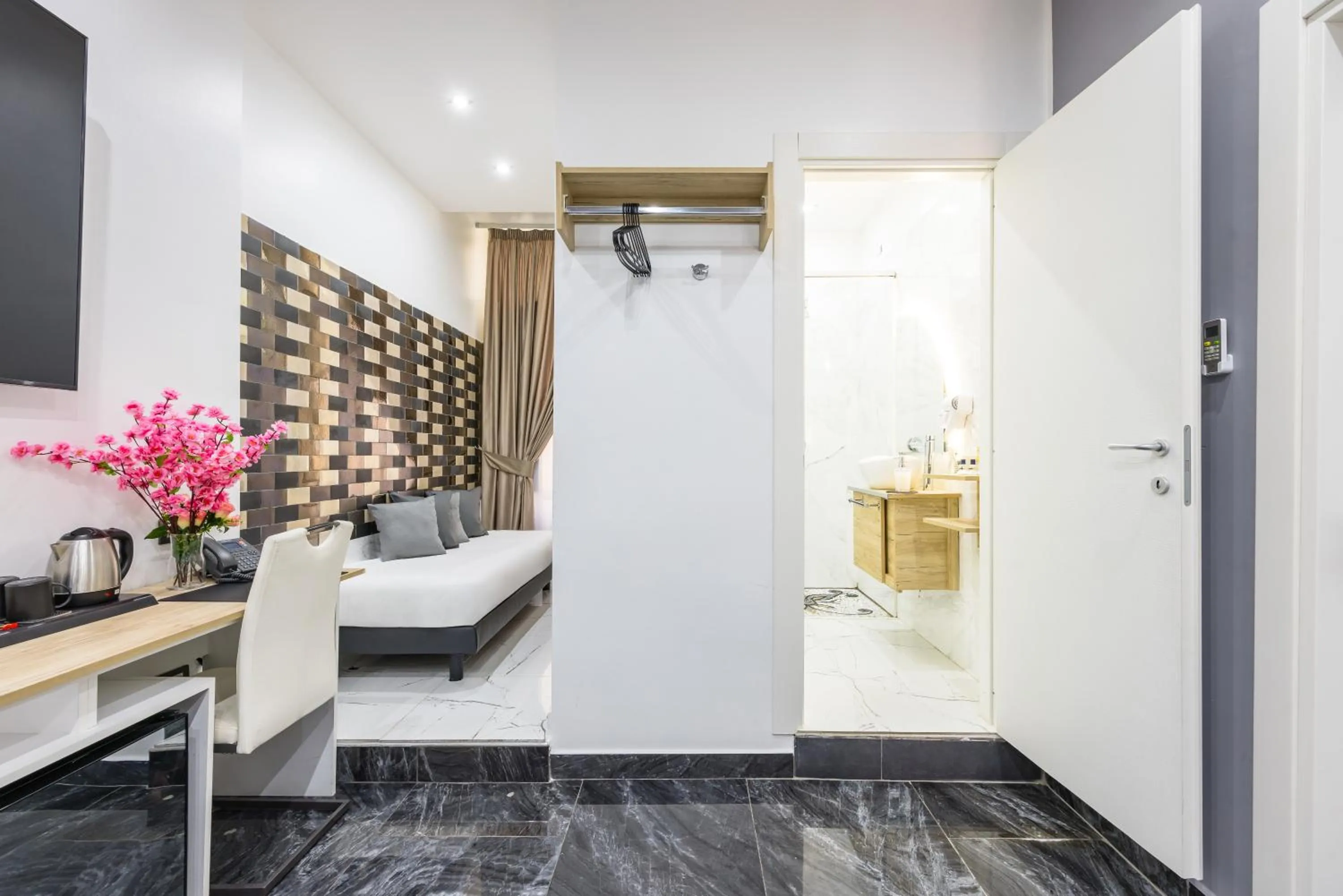 Bed in Bella Napoli Suites