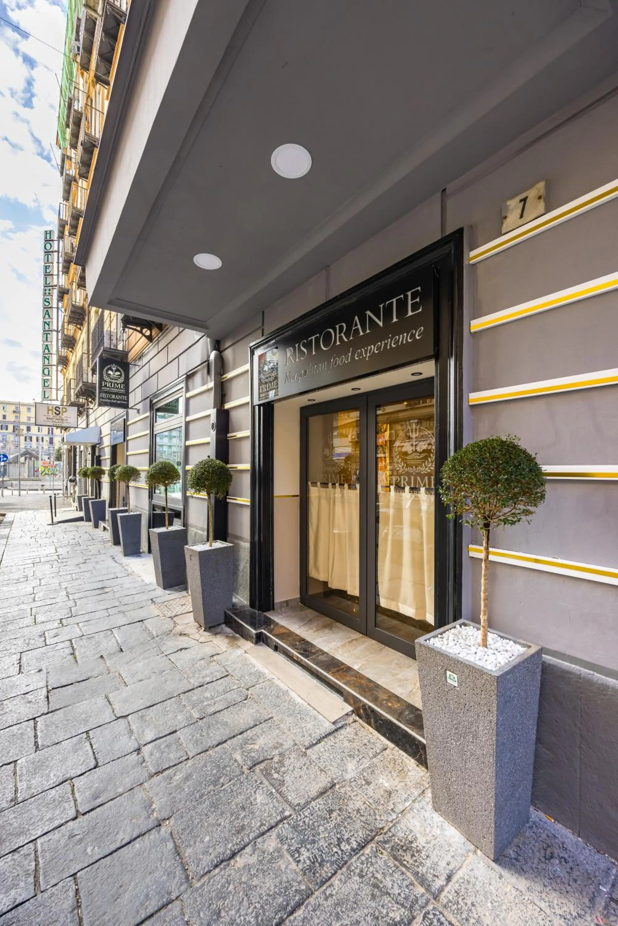 Restaurant/places to eat in Palace Napoli