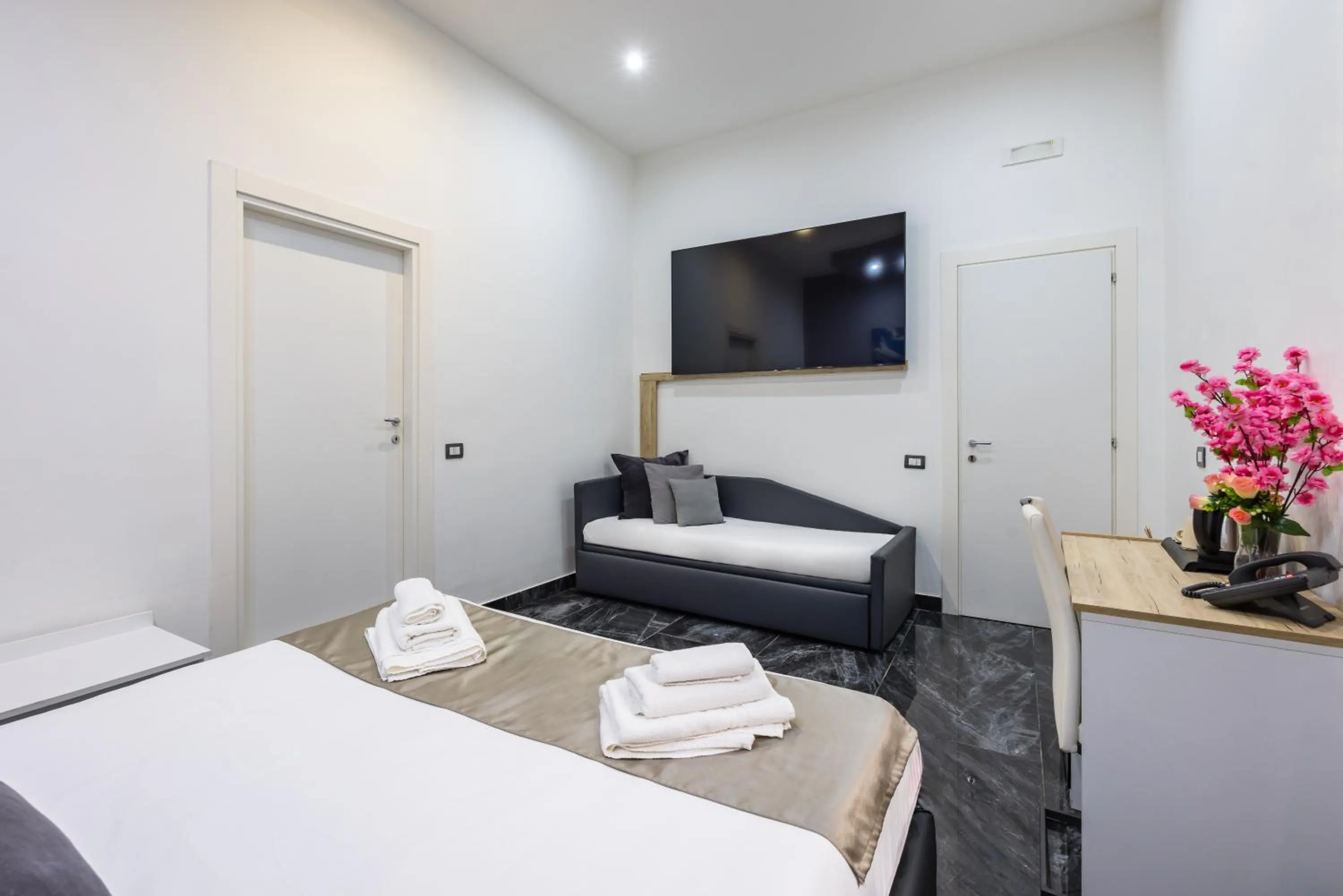 Bed in Bella Napoli Suites