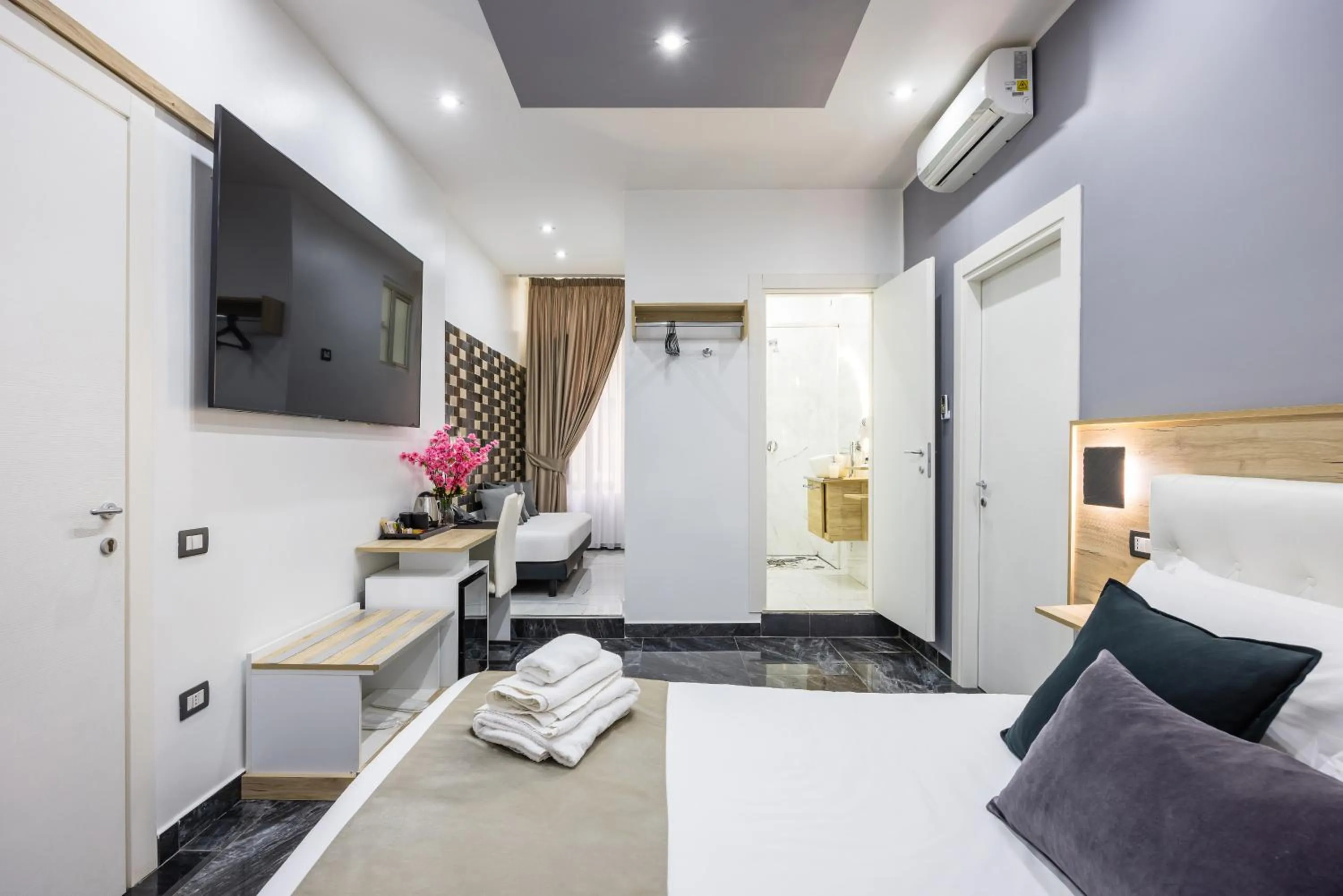 Bed in Bella Napoli Suites