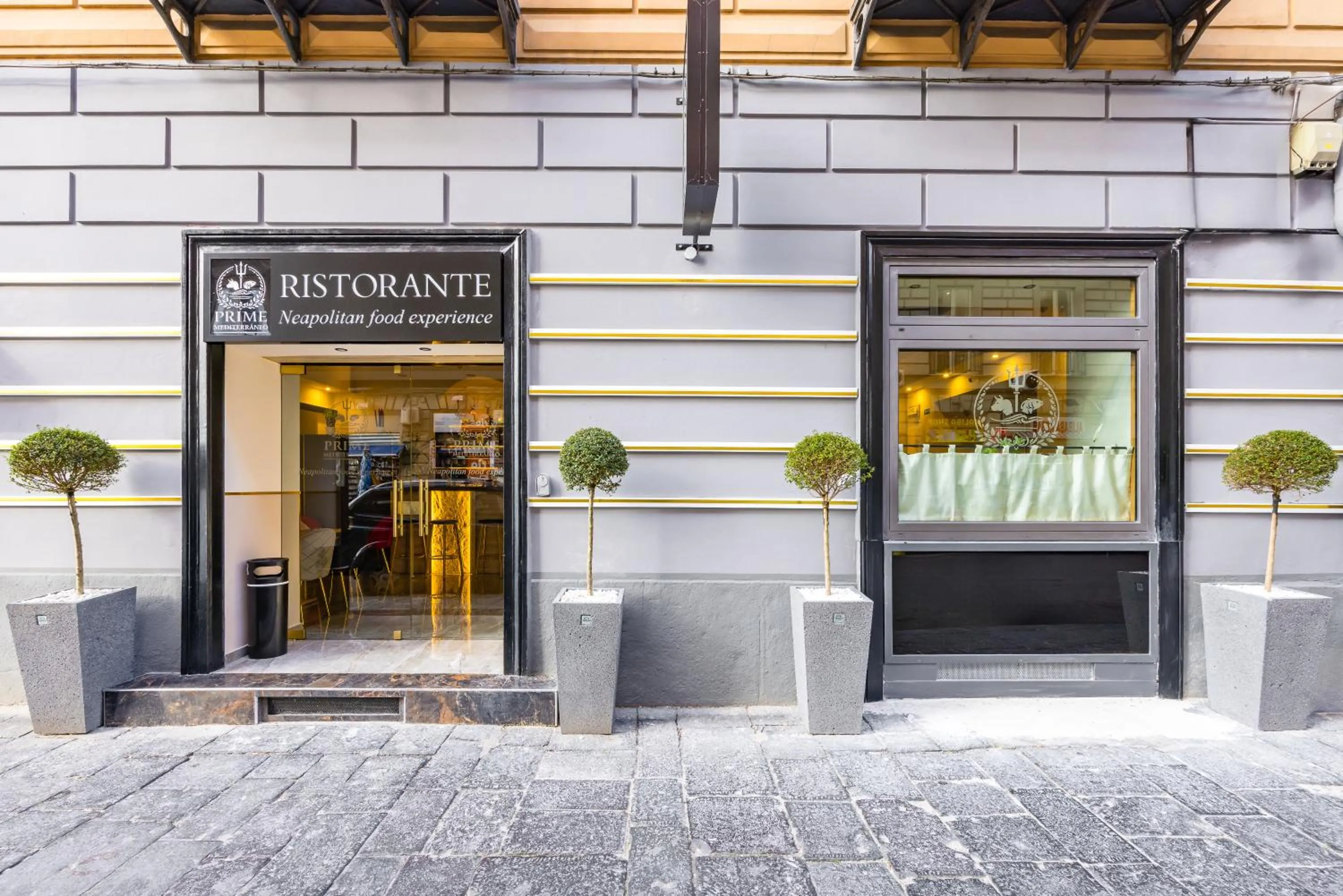 Restaurant/places to eat in Palace Napoli