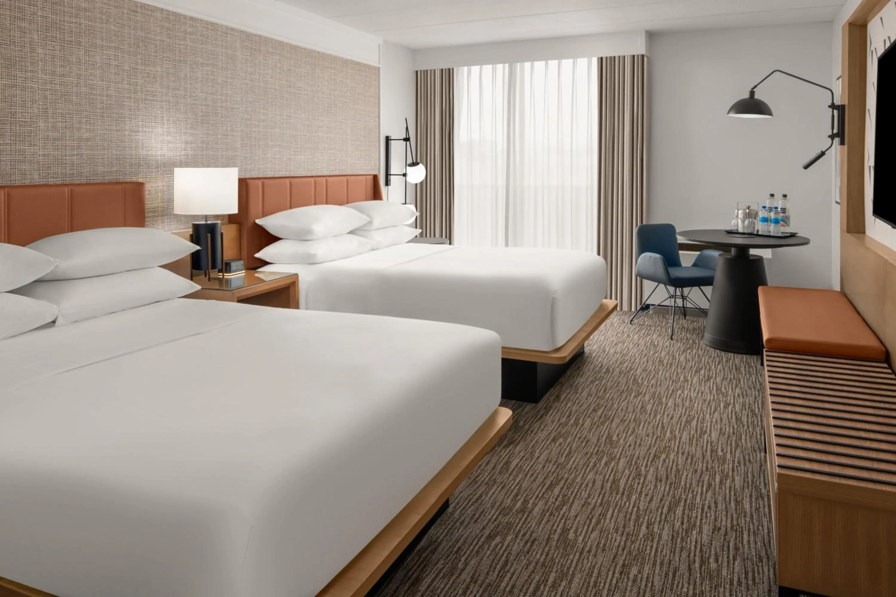 Photo of the whole room, Bed in Sheraton Milwaukee Brookfield