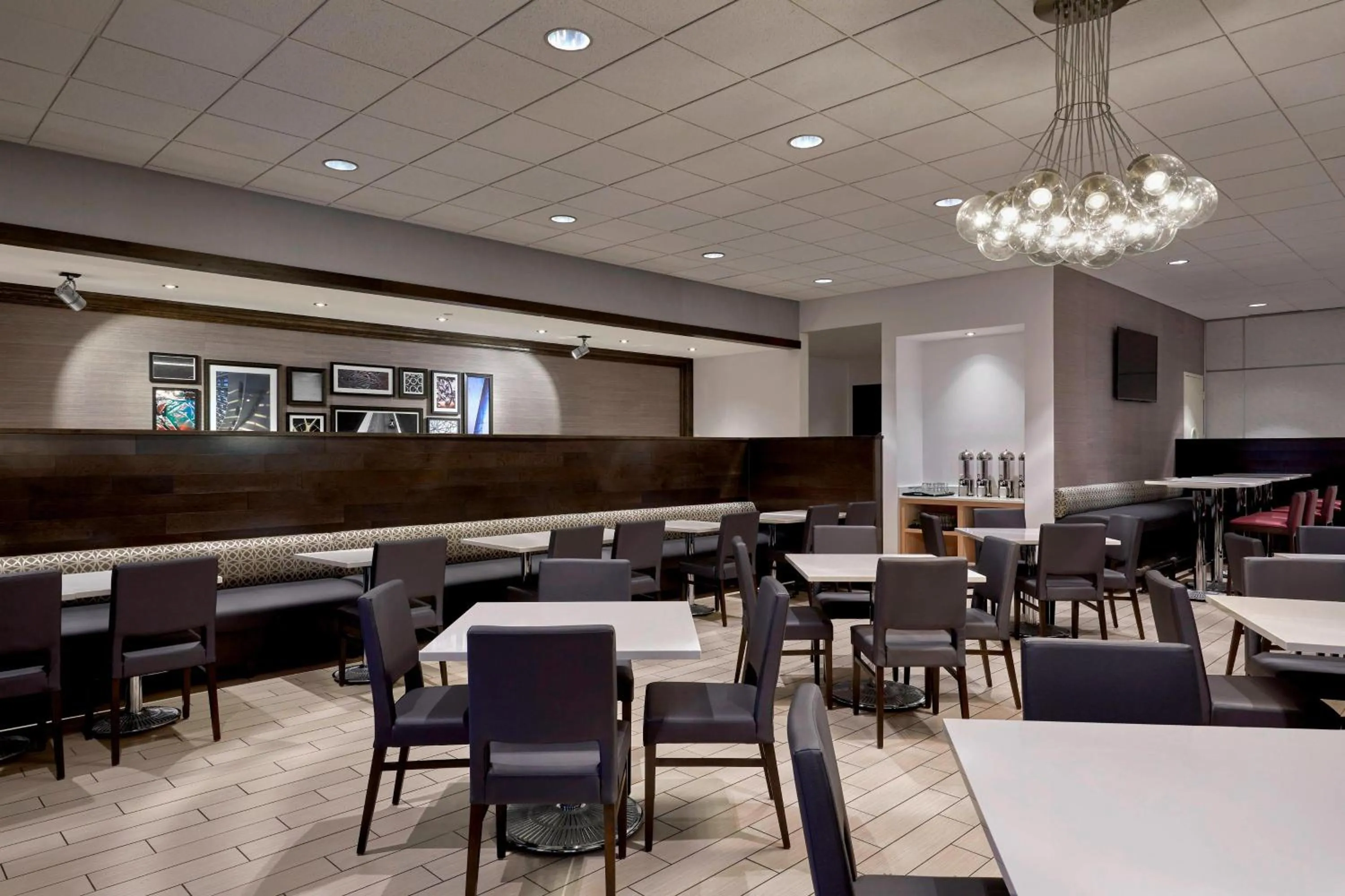 Restaurant/places to eat in Sheraton Milwaukee Brookfield