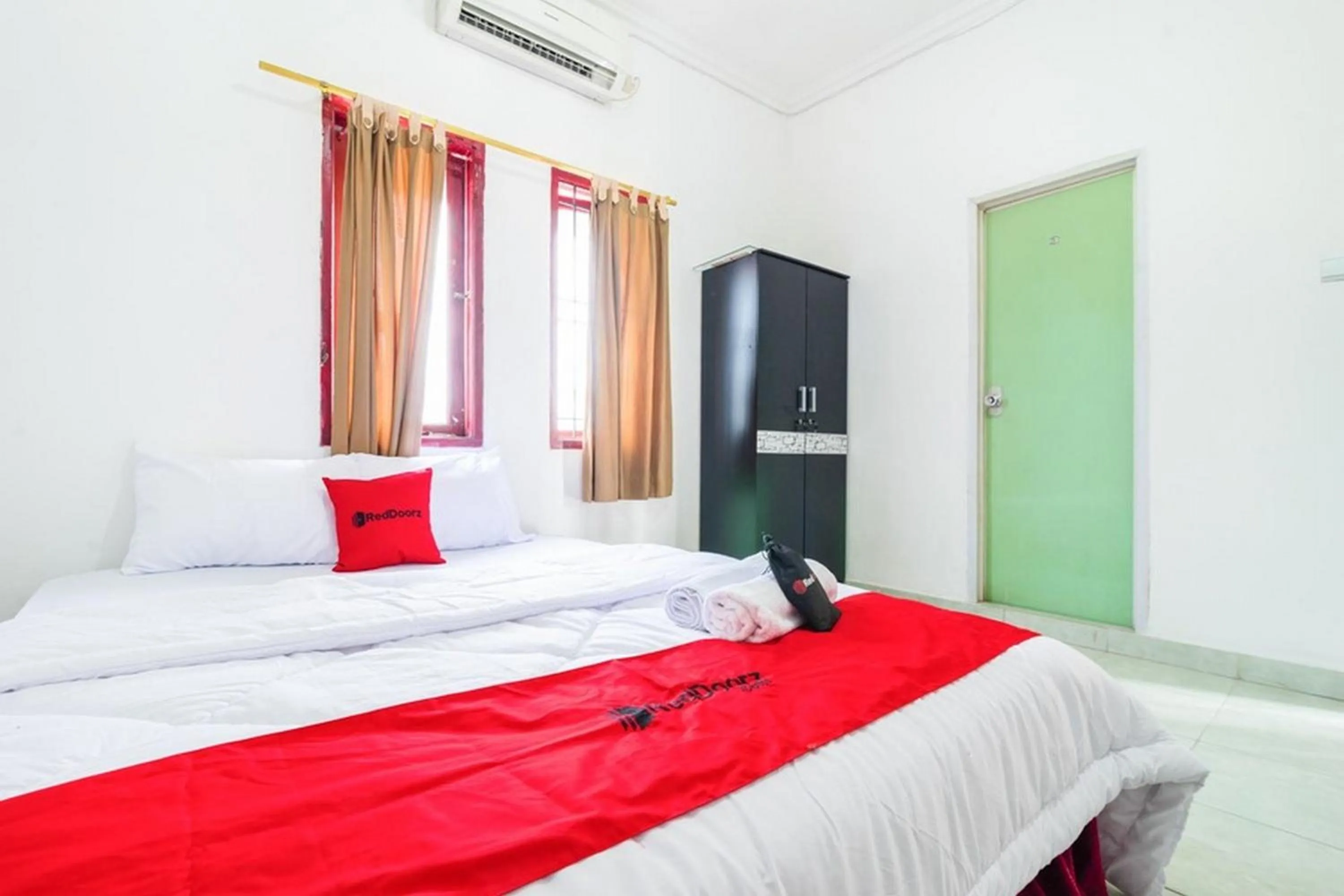 Bed in RedDoorz near Universitas Pamulang