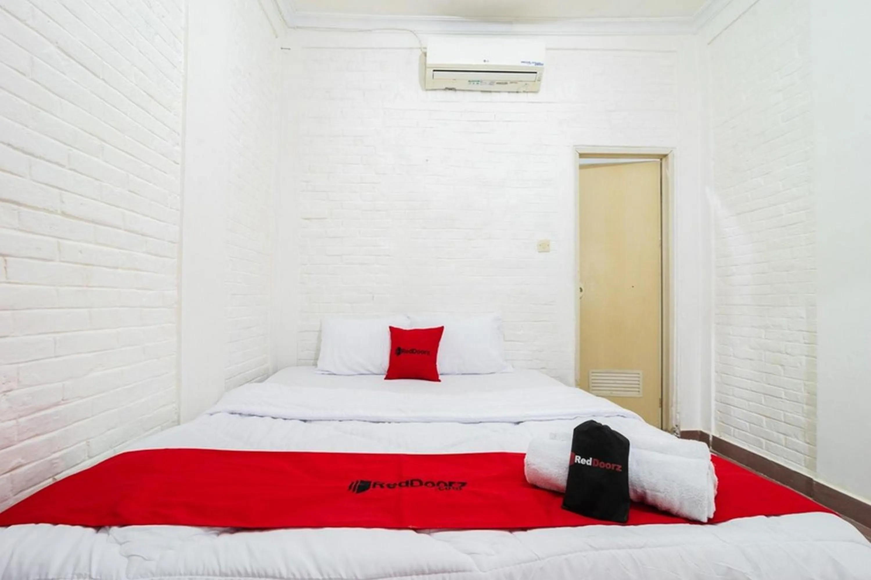 Bed in RedDoorz near Universitas Pamulang