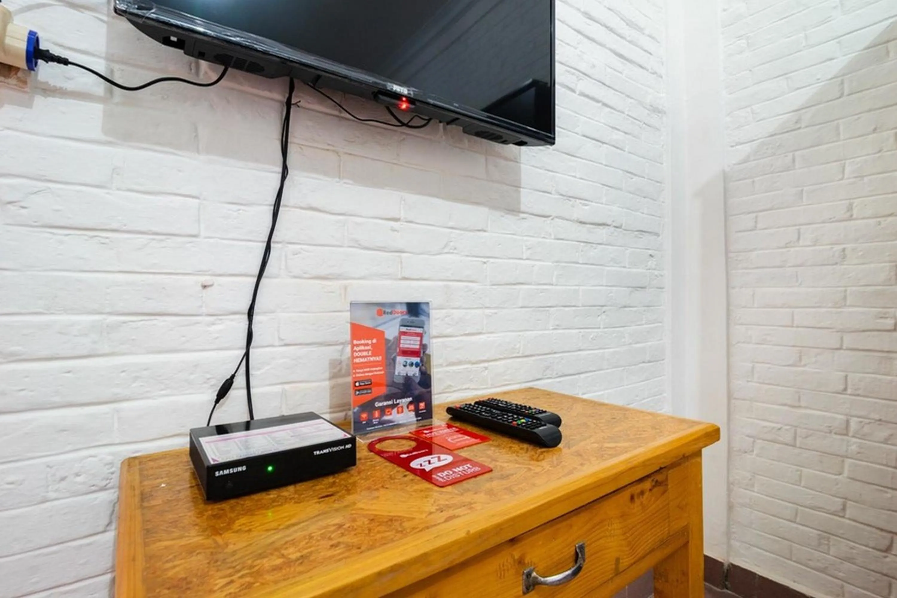 RedDoorz near Universitas Pamulang