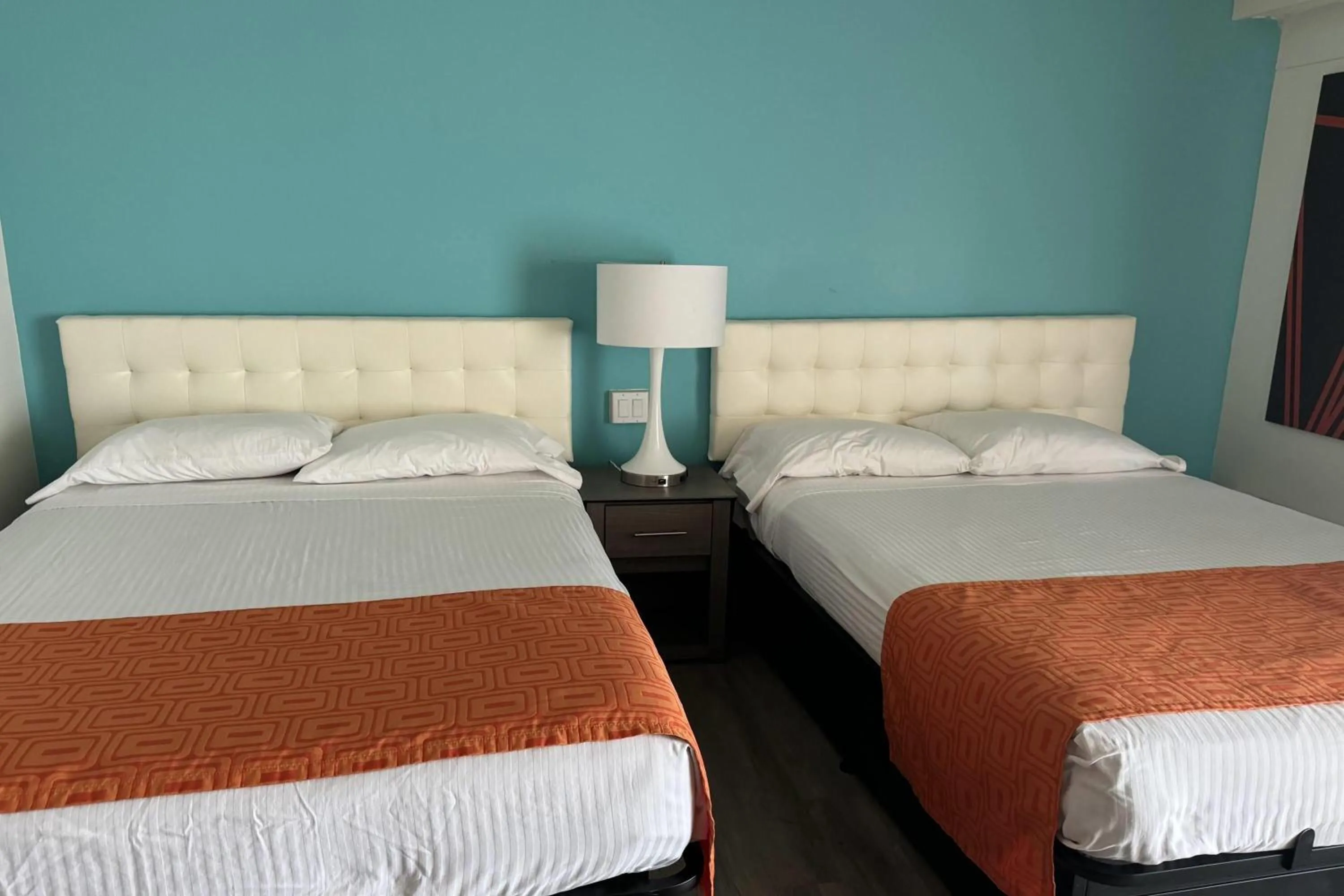 Photo of the whole room, Bed in Howard Johnson by Wyndham Toms River