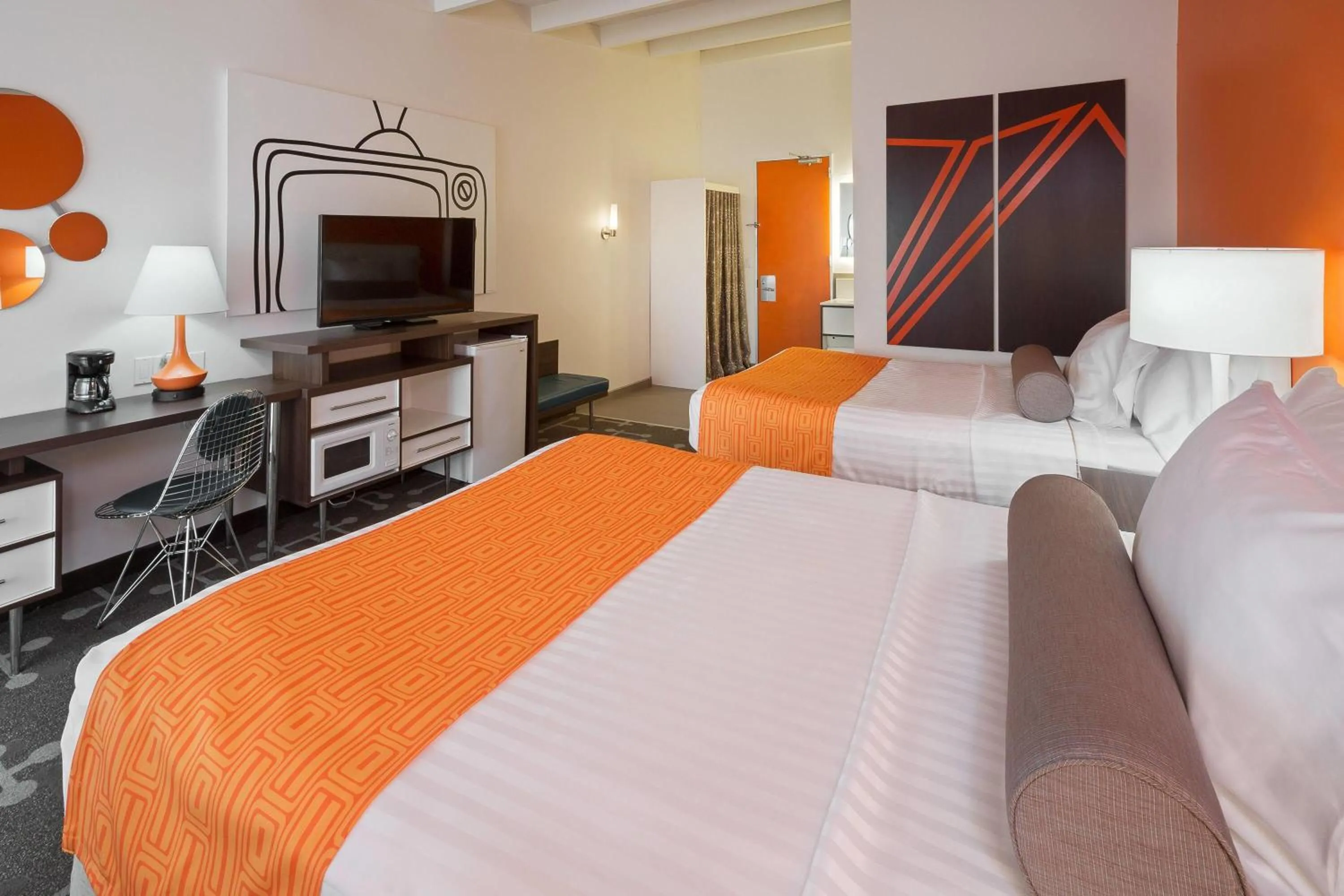 Photo of the whole room, Bed in Howard Johnson by Wyndham Toms River