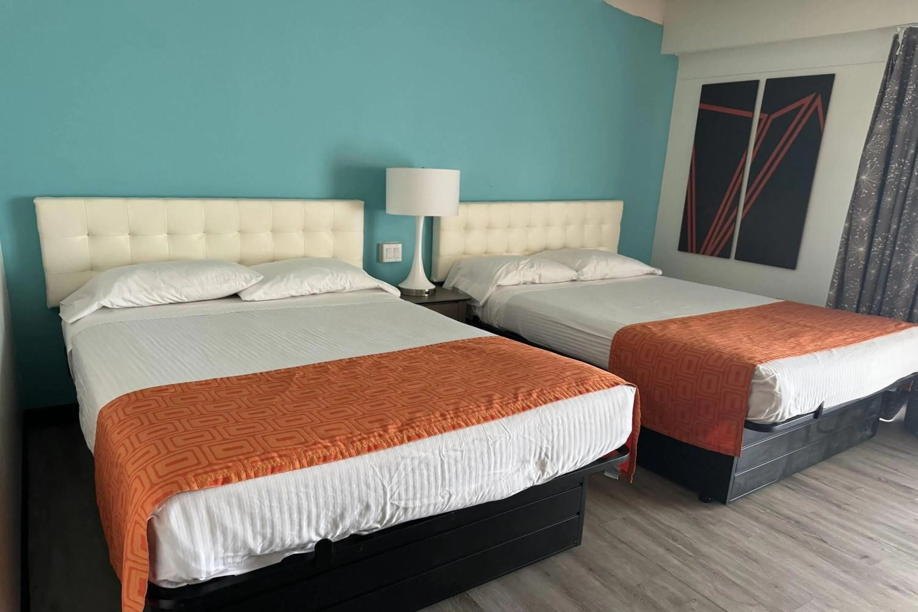 Photo of the whole room, Bed in Howard Johnson by Wyndham Toms River