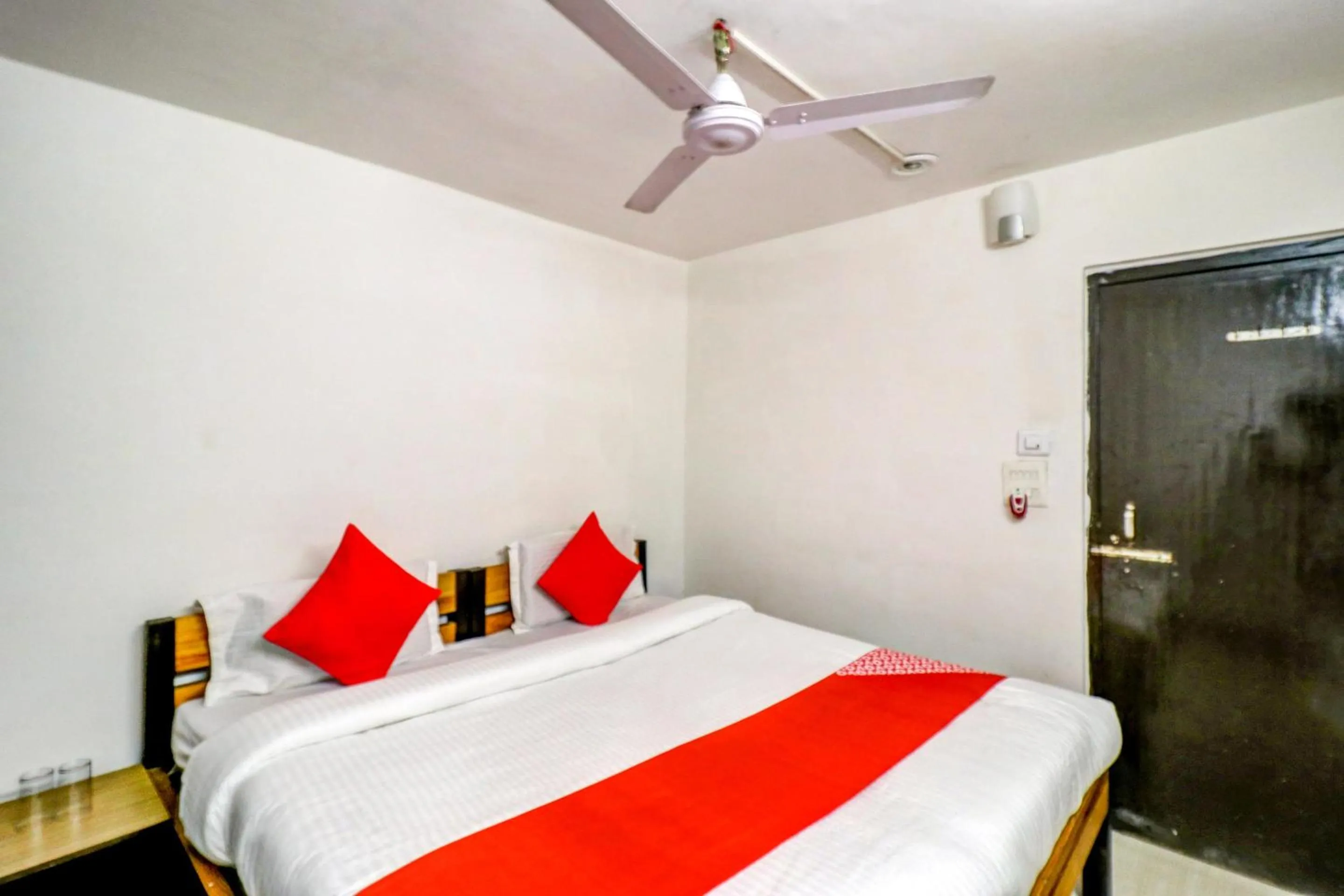 Facade/entrance, Bed in Hotel O by OYO Dhruv Inn