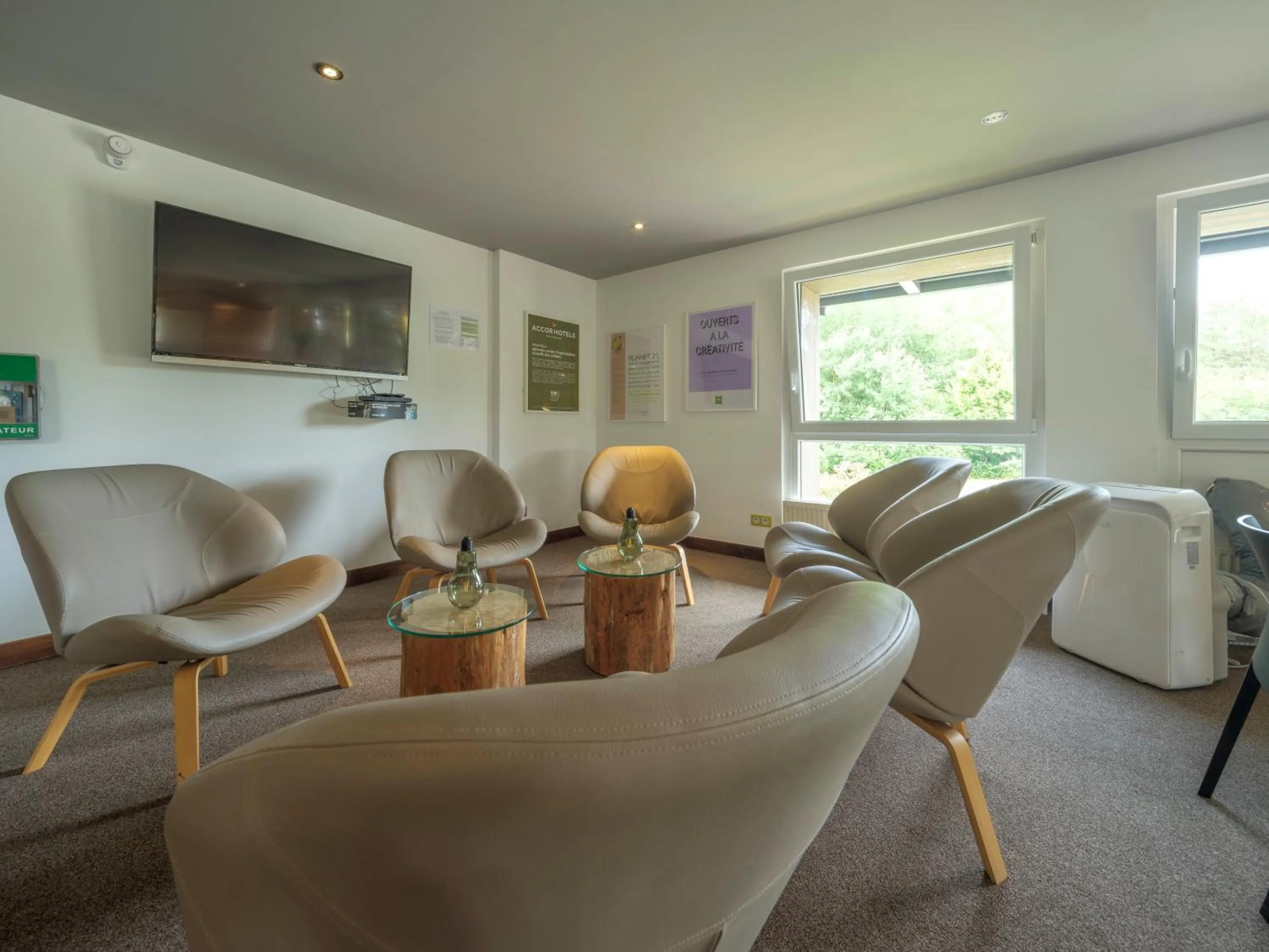 Lounge or bar in ibis Styles Sarrebourg