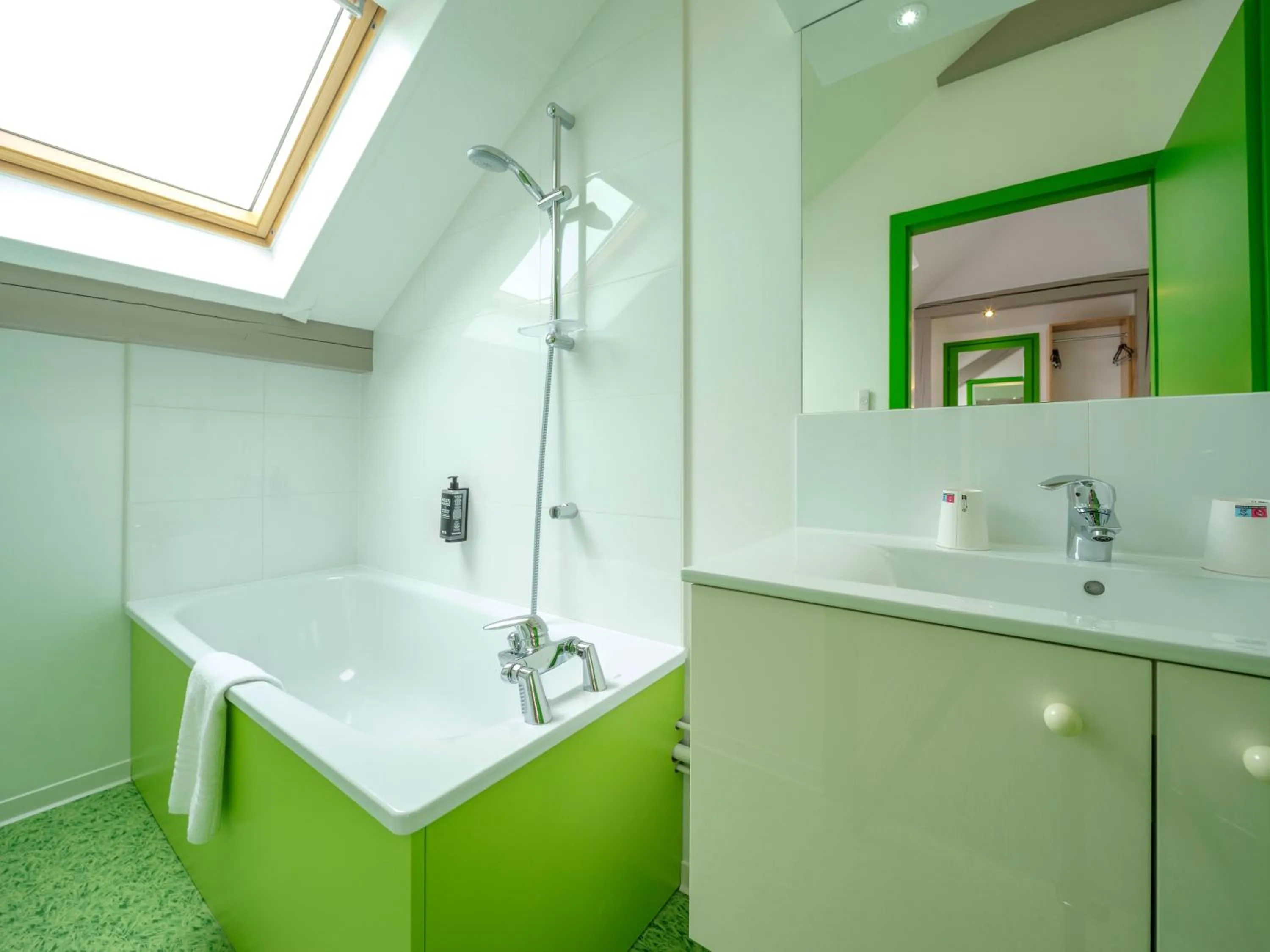 Bathroom in ibis Styles Sarrebourg