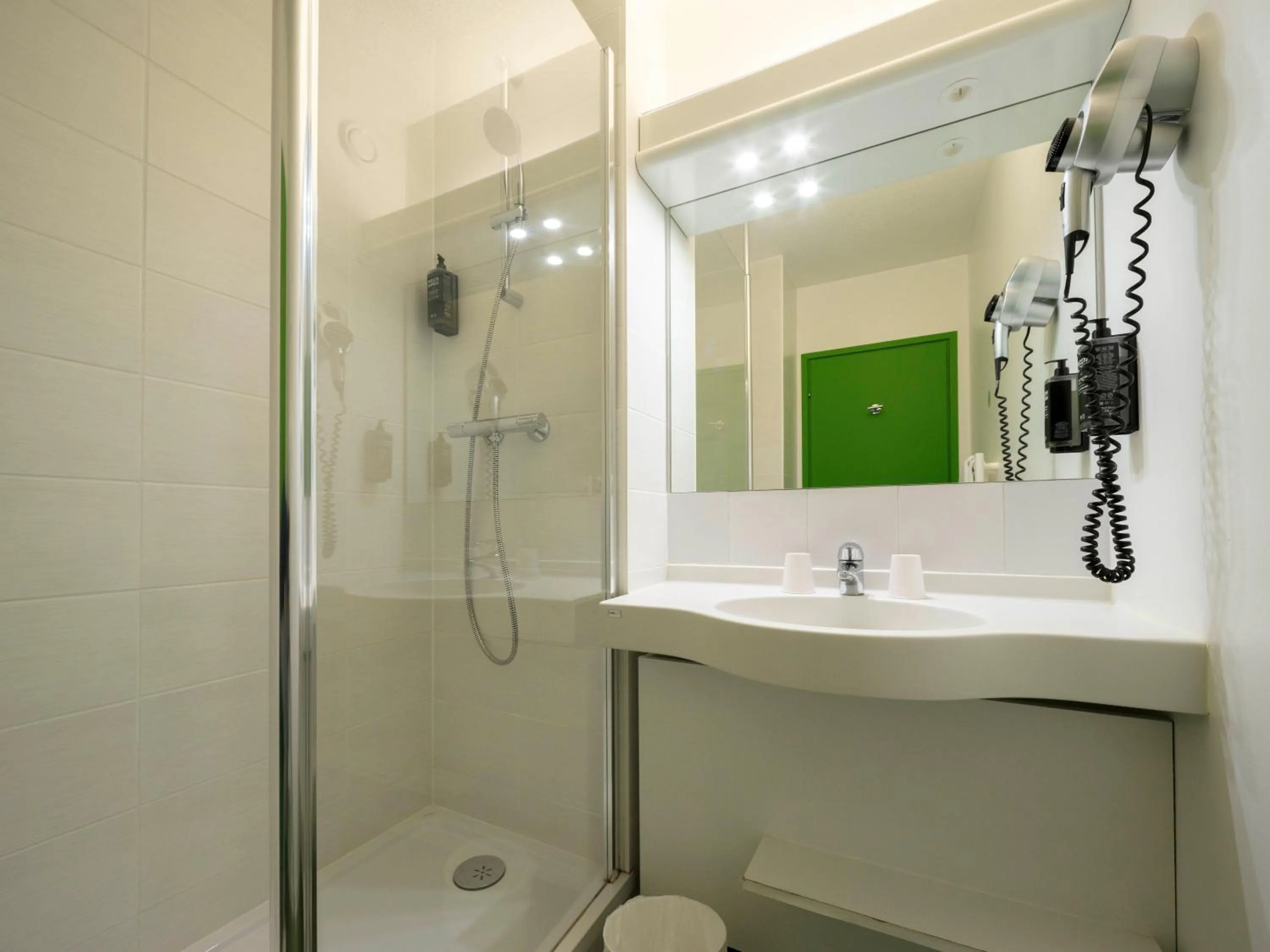 Shower in ibis Styles Sarrebourg