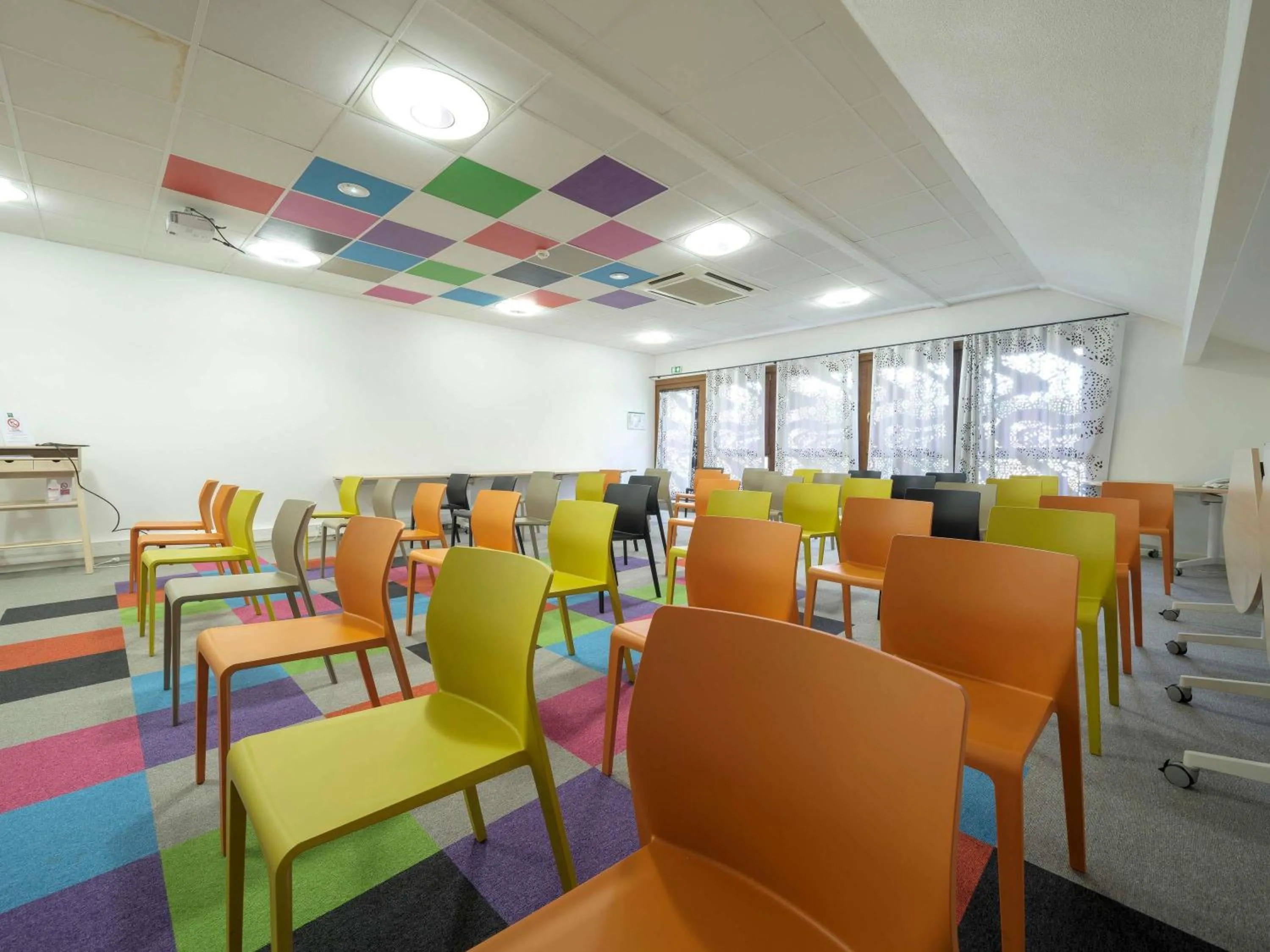 Meeting/conference room in ibis Styles Sarrebourg