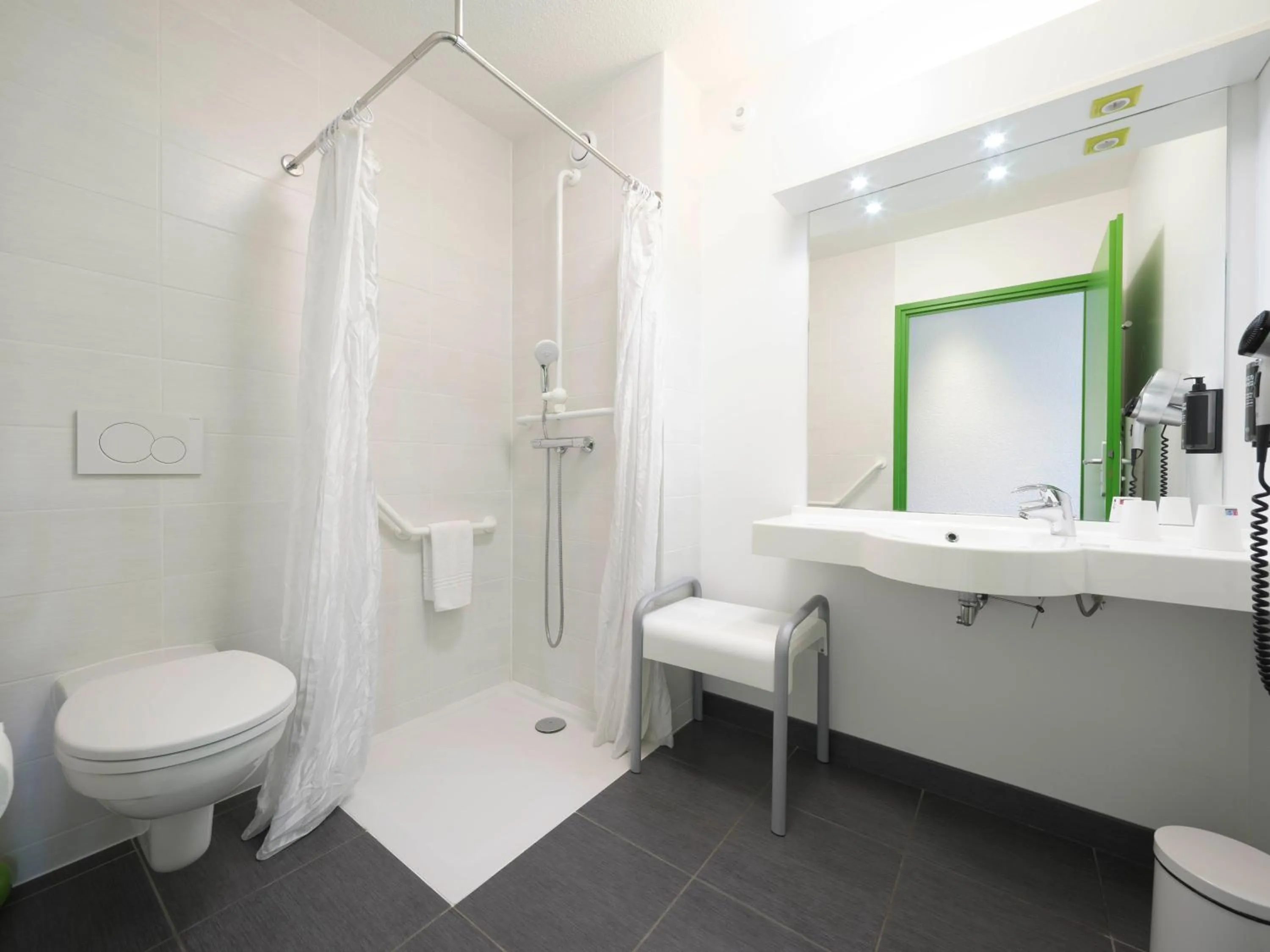 Bathroom in ibis Styles Sarrebourg