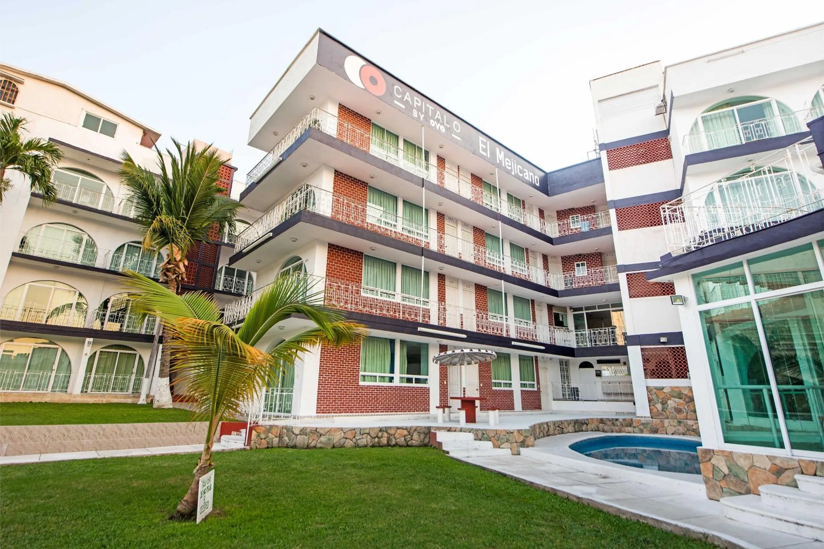 Facade/entrance in Capital O Hotel El Mejicano, Acapulco