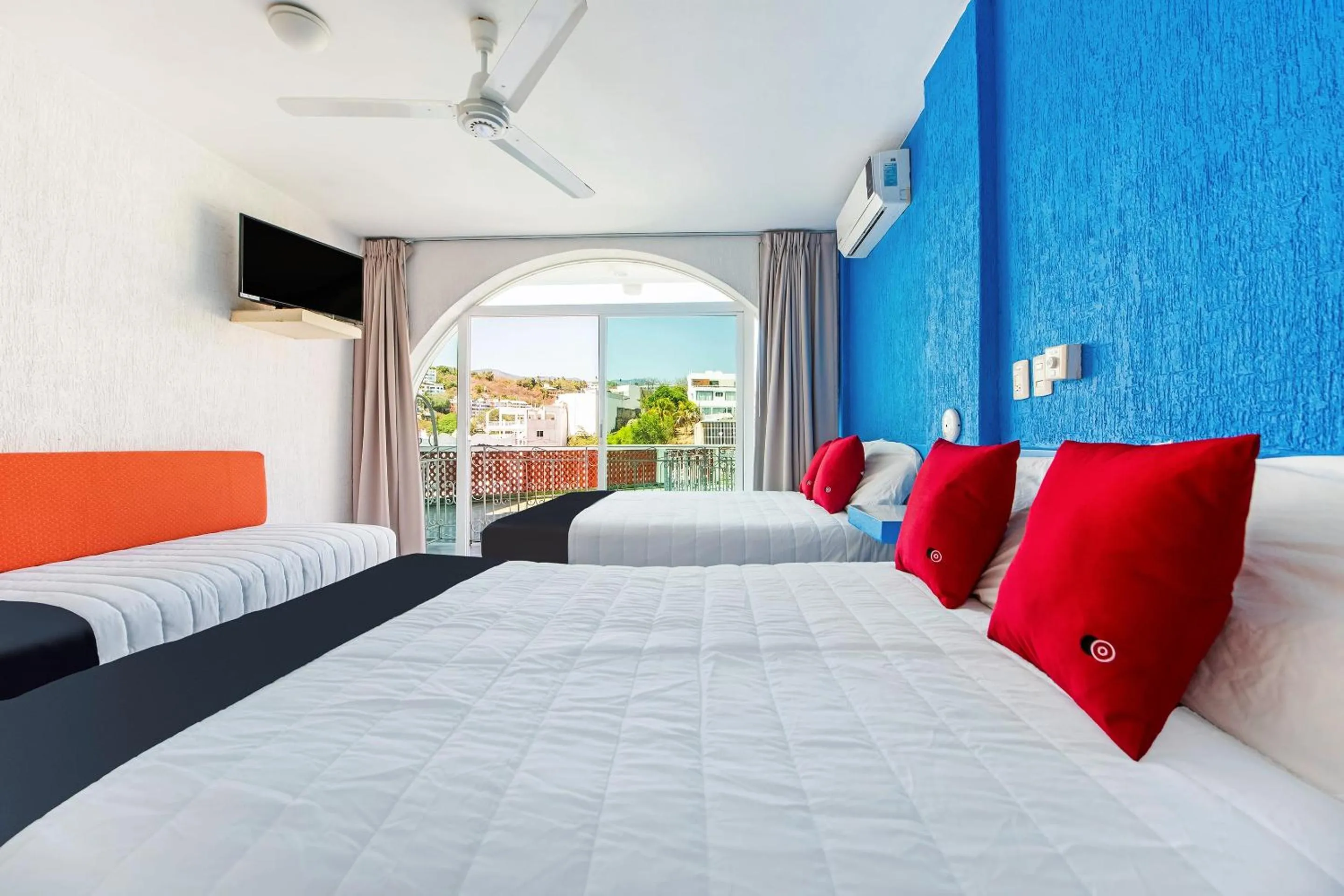 Bedroom, Bed in Capital O Hotel El Mejicano, Acapulco