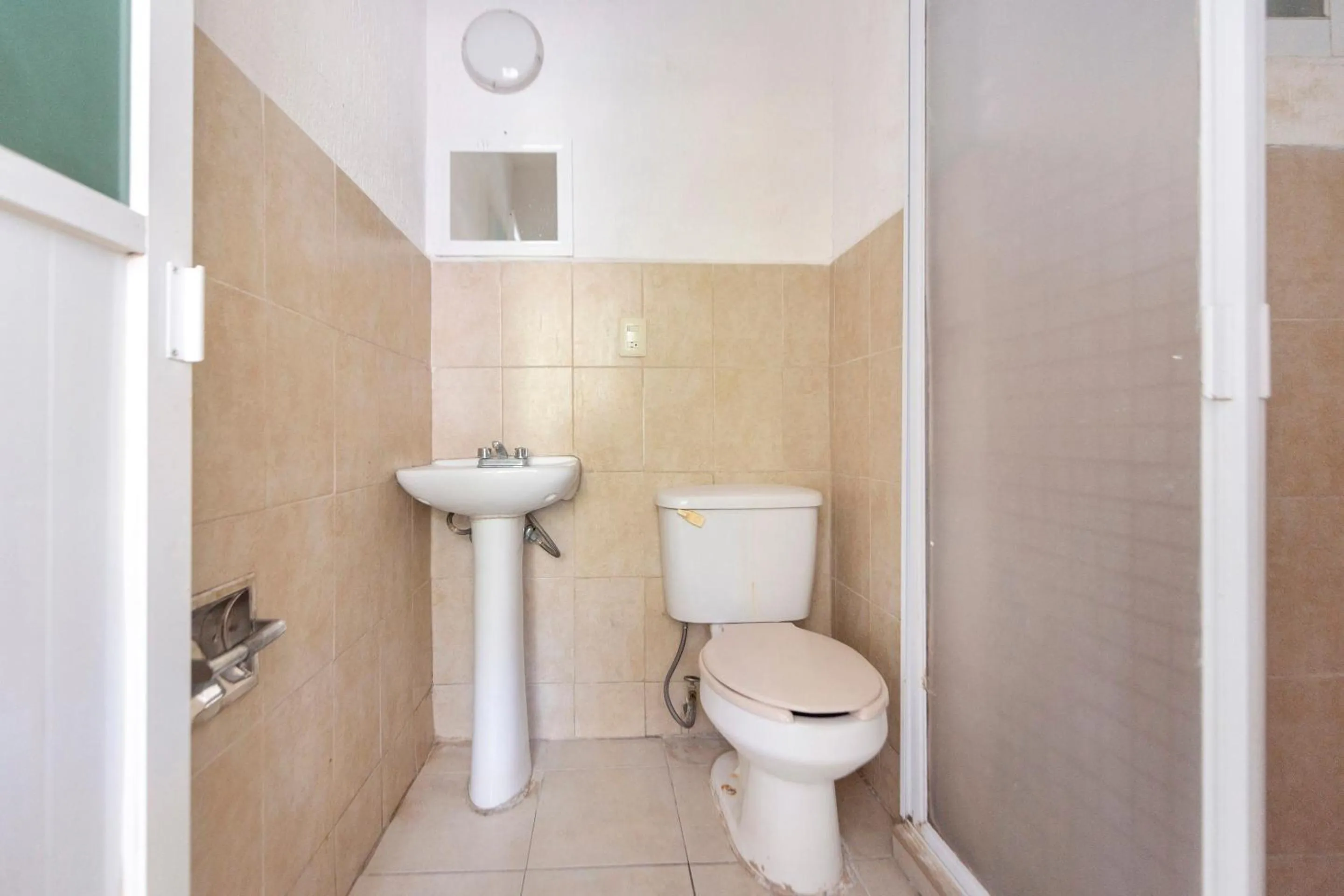 Bathroom in Capital O Hotel El Mejicano, Acapulco