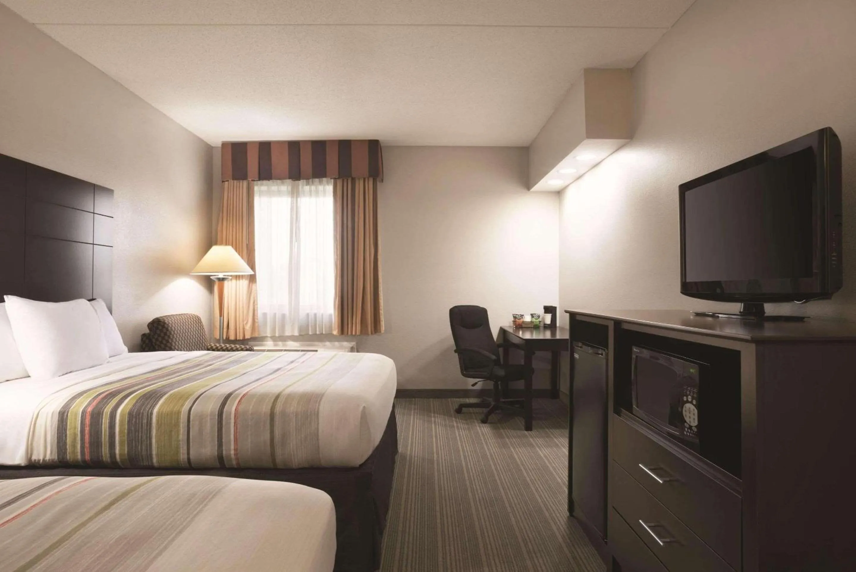 Bedroom, Bed in Country Inn & Suites by Radisson, Indianapolis East, IN