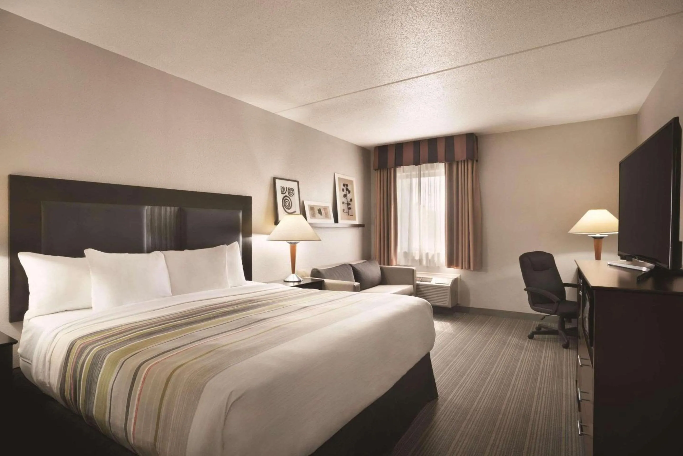 Bedroom, Bed in Country Inn & Suites by Radisson, Indianapolis East, IN