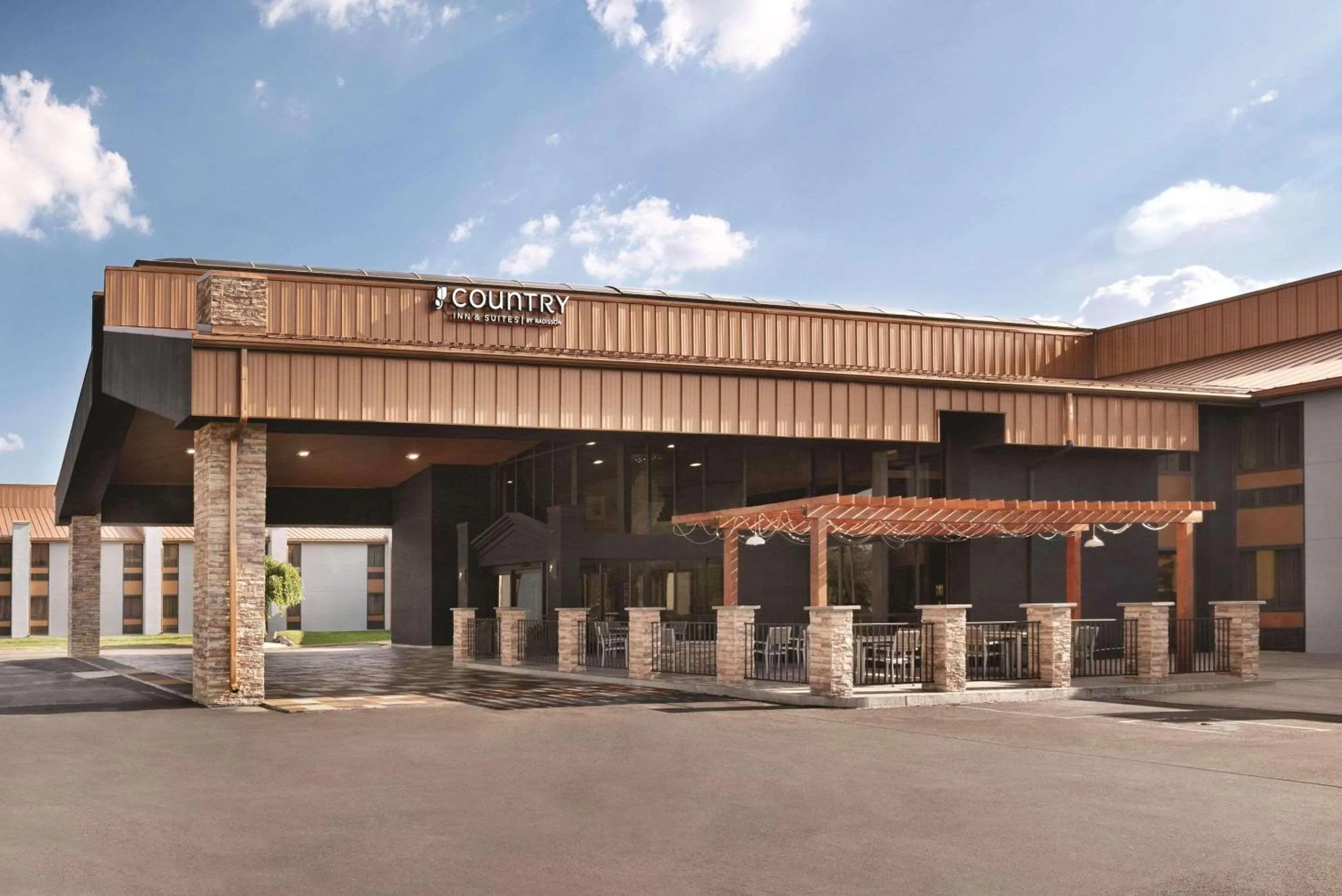 Property building in Country Inn & Suites by Radisson, Indianapolis East, IN