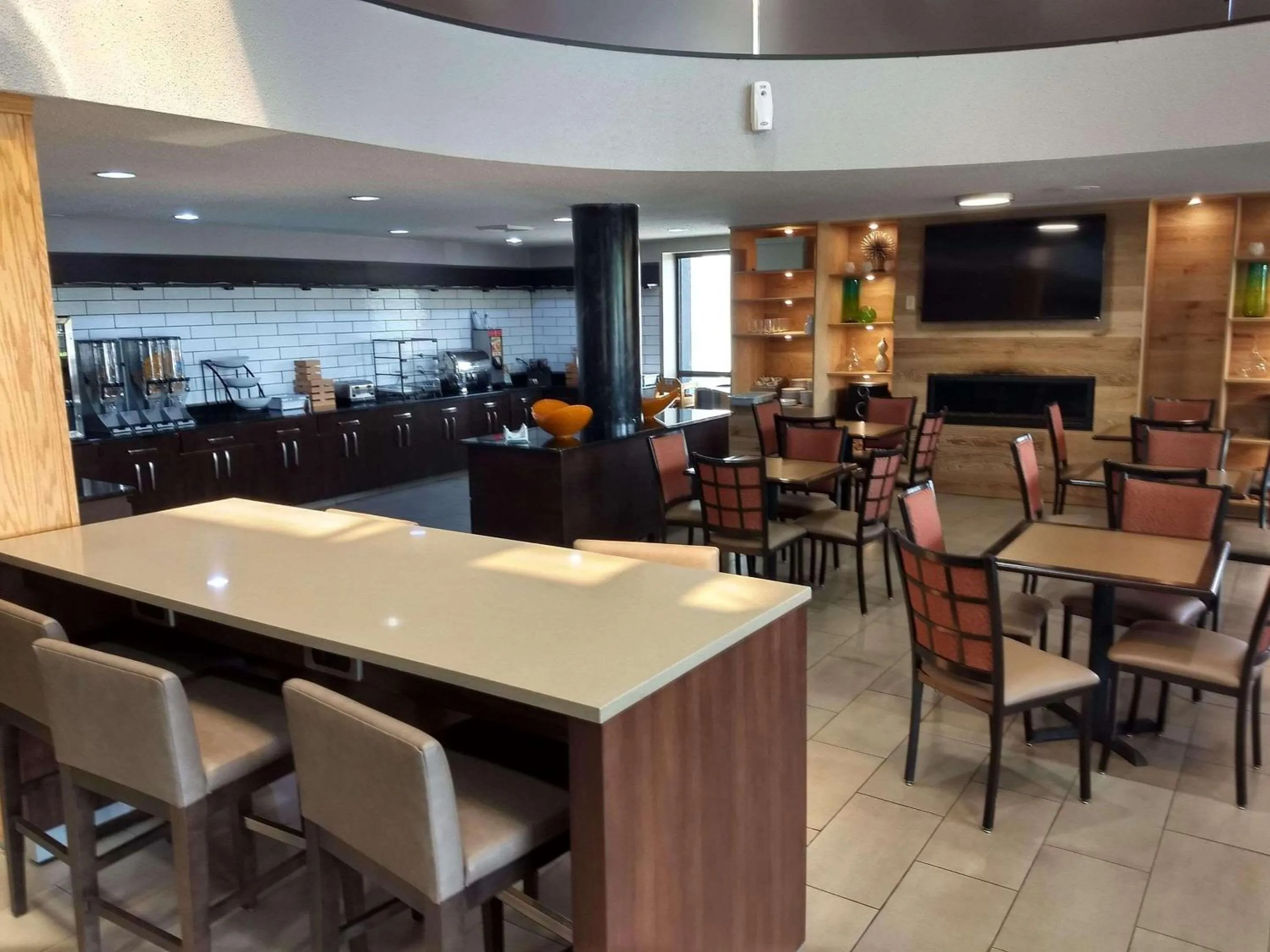 Breakfast in Country Inn & Suites by Radisson, Indianapolis East, IN