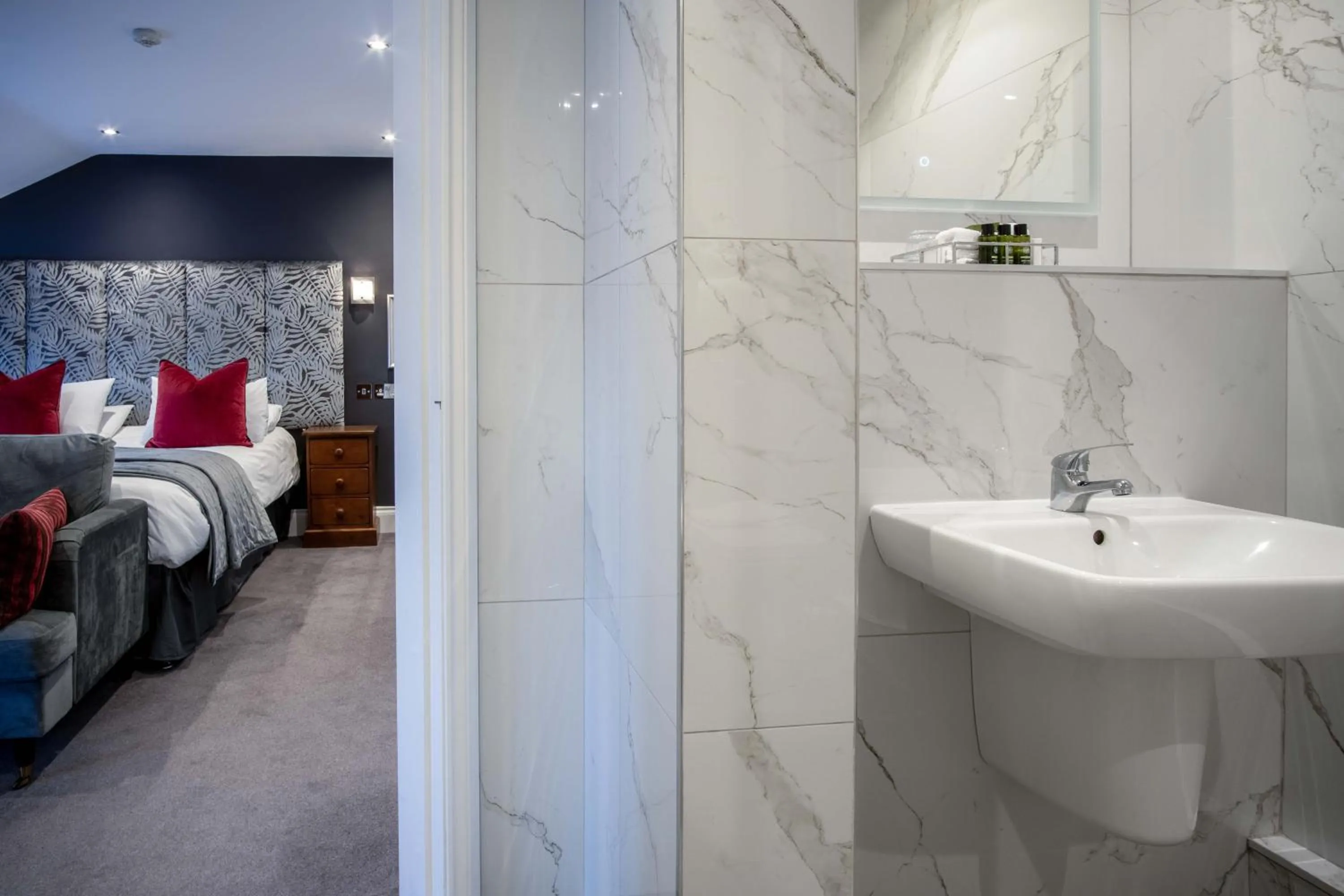 Shower, Bed in The Helaina