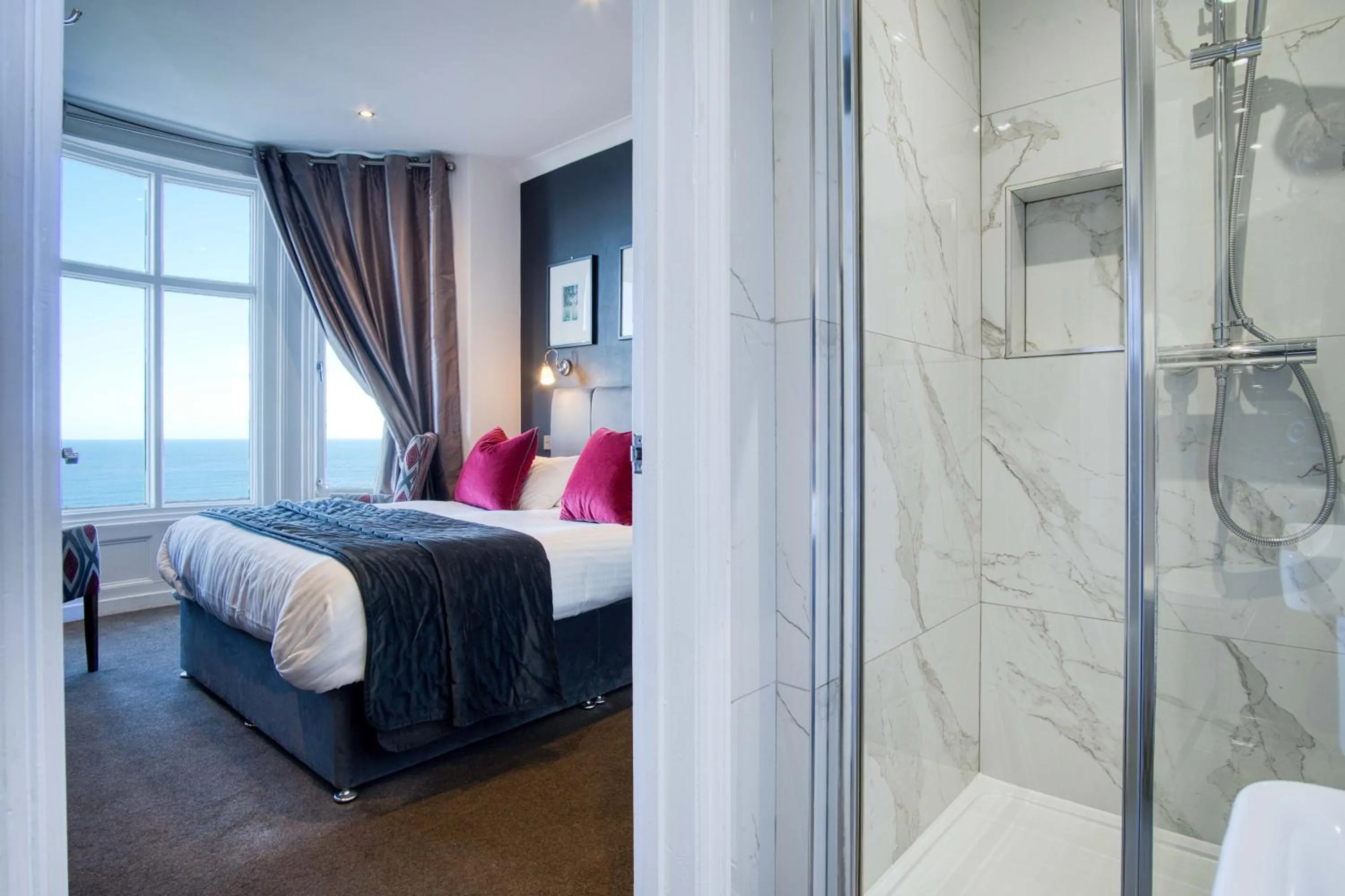 Shower, Bed in The Helaina