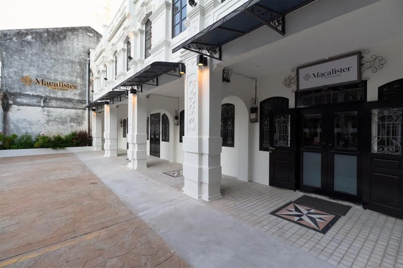 Facade/entrance in Macalister Terraces Hotel