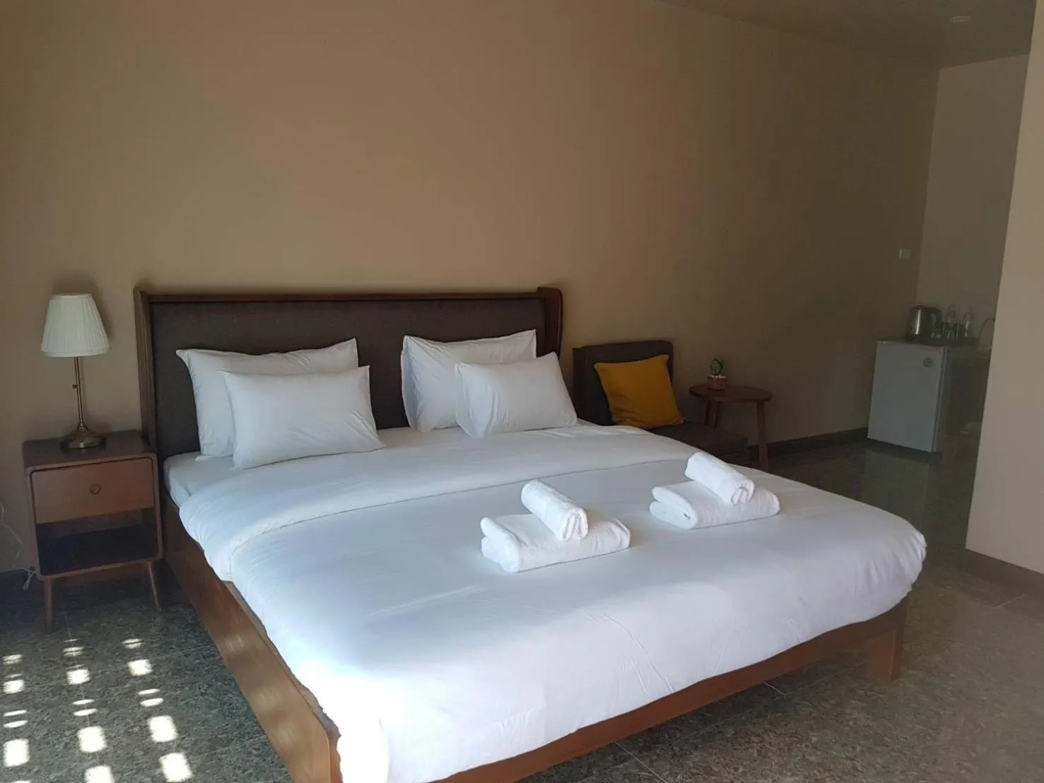 Bed in Mon-Dee minihotel