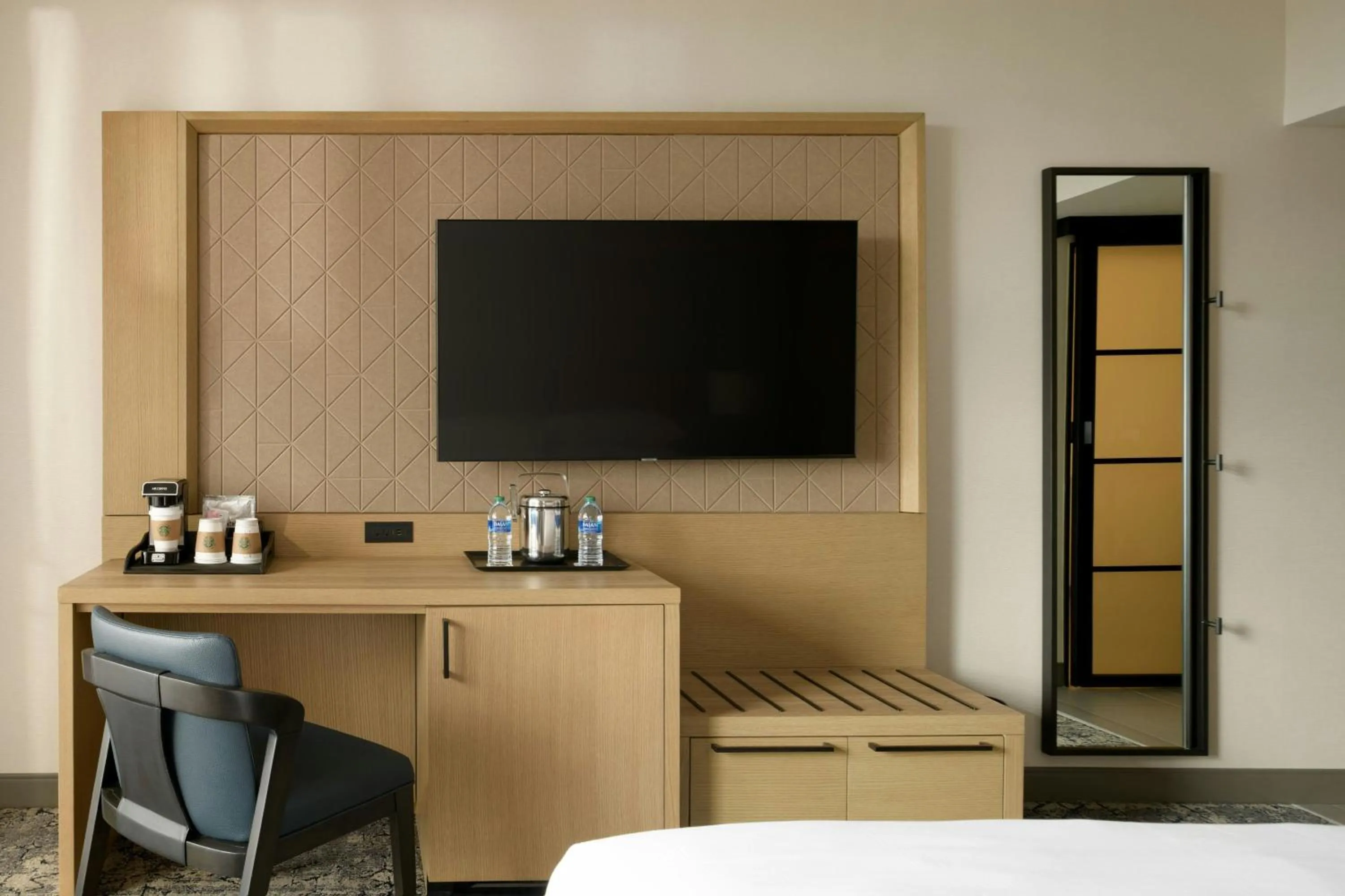 Photo of the whole room, Bed in Sheraton Park Hotel at the Anaheim Resort