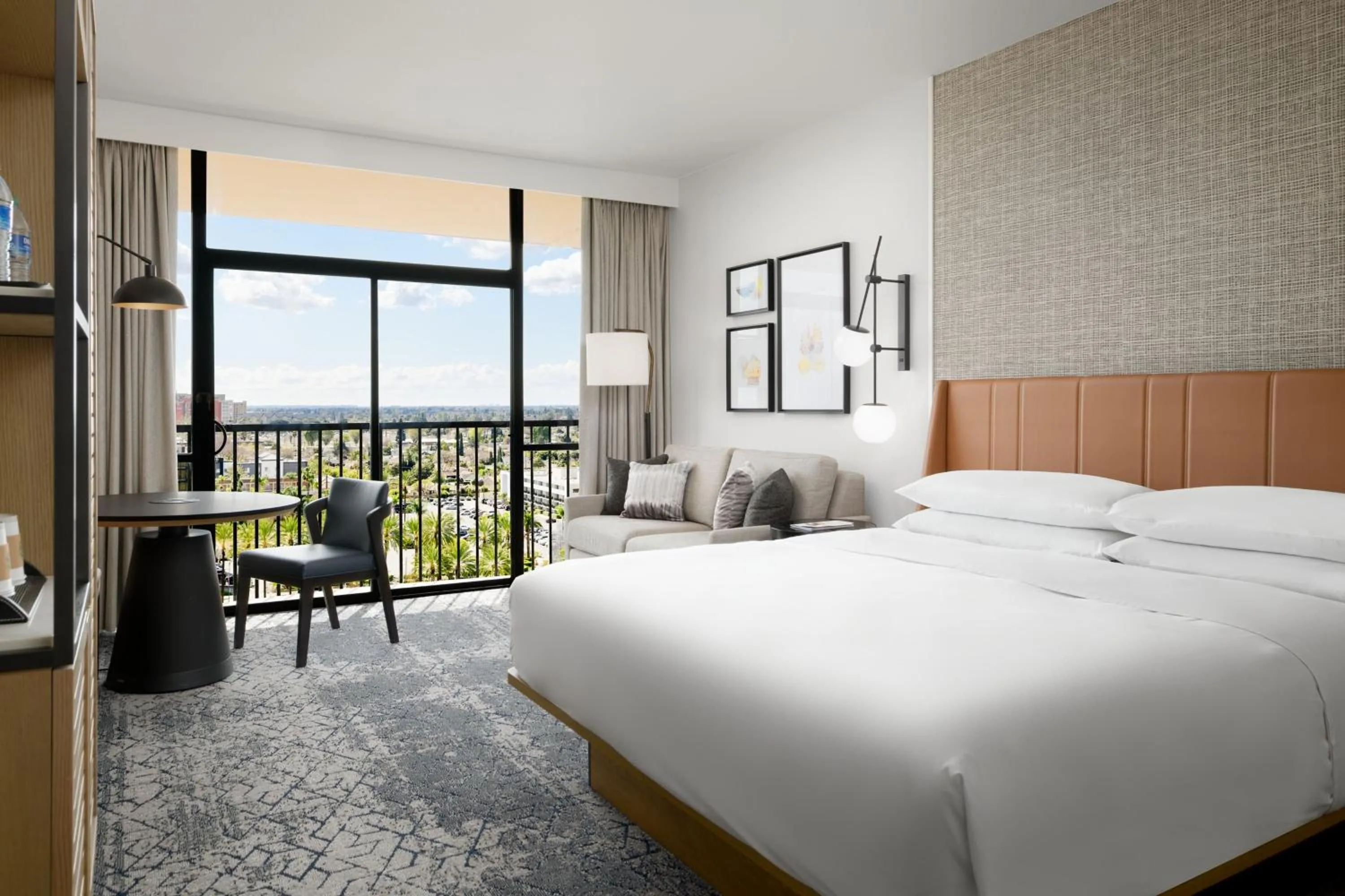 Photo of the whole room, Bed in Sheraton Park Hotel at the Anaheim Resort