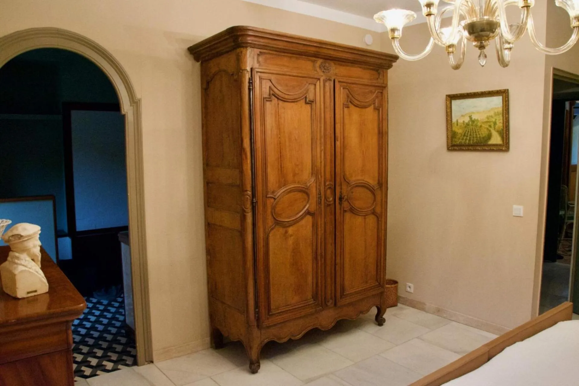 wardrobe, Bed in Residence le Petit Paradis