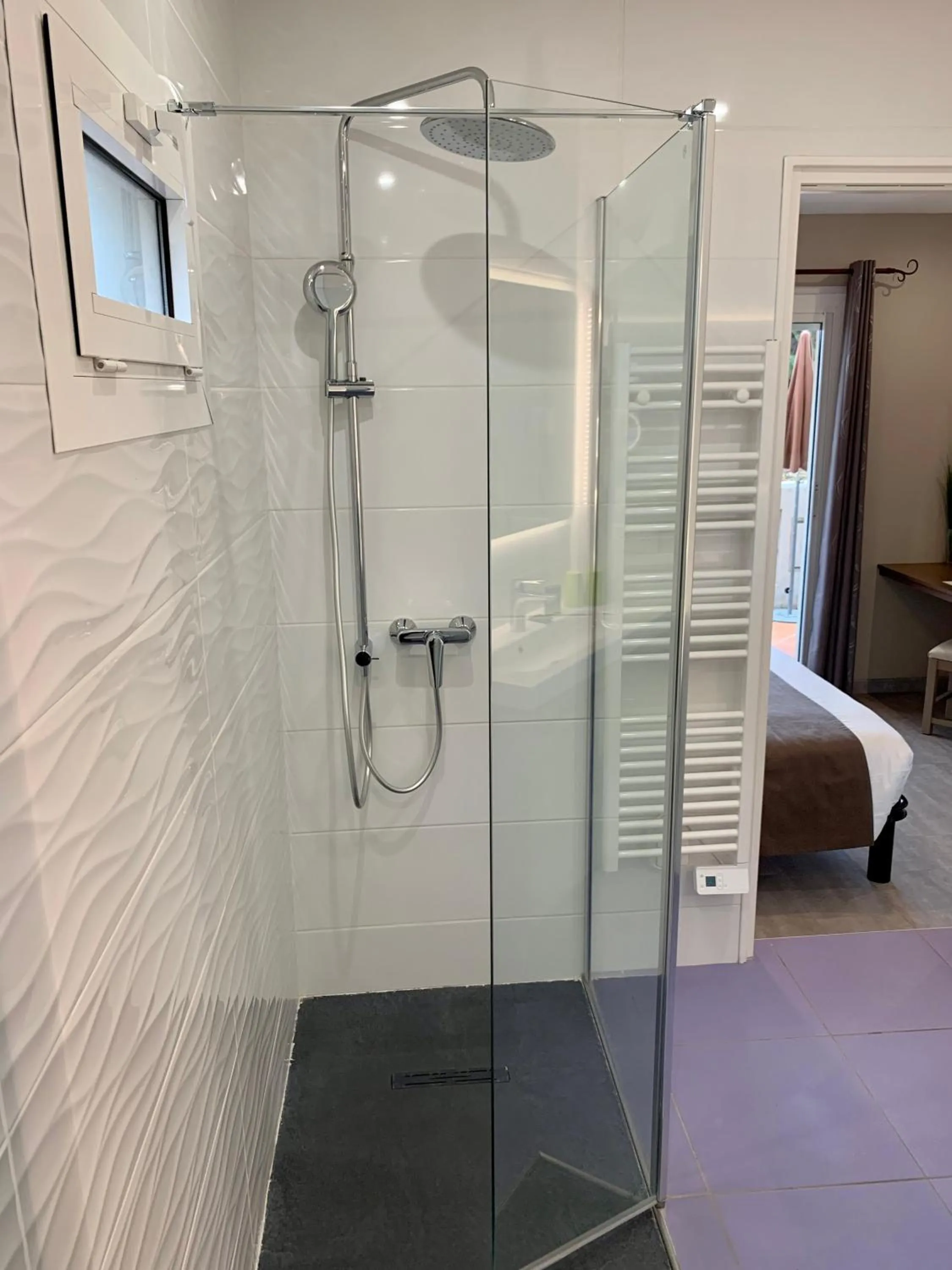 Shower in Hôtel Beau Soleil