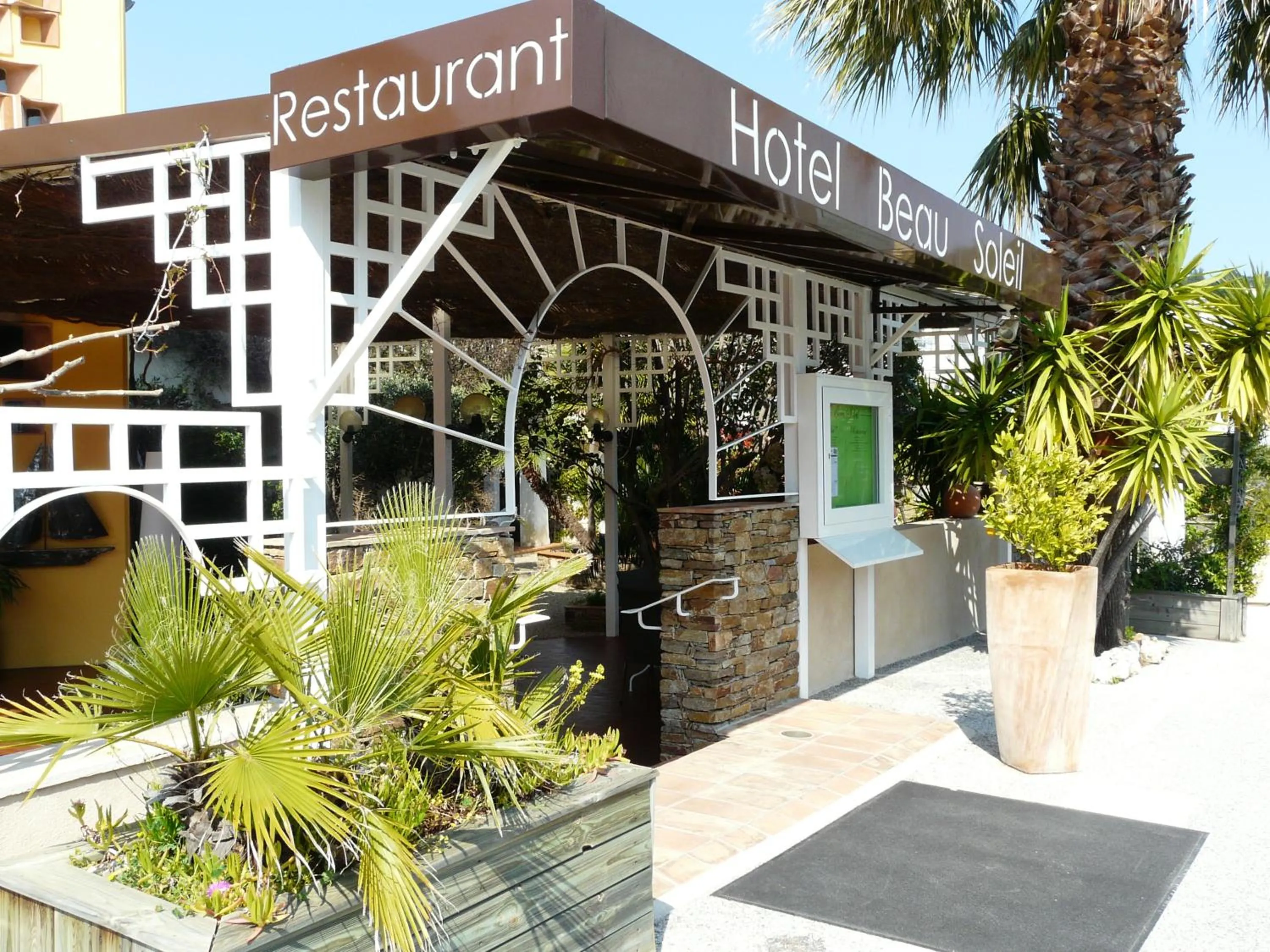 Facade/entrance in Hôtel Beau Soleil
