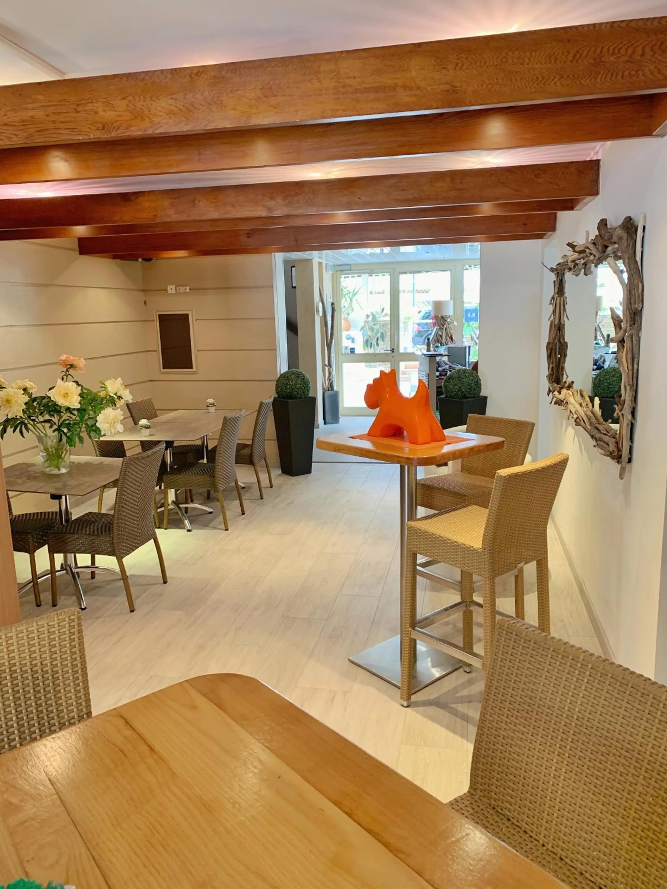 Communal lounge/ TV room in Hôtel Beau Soleil