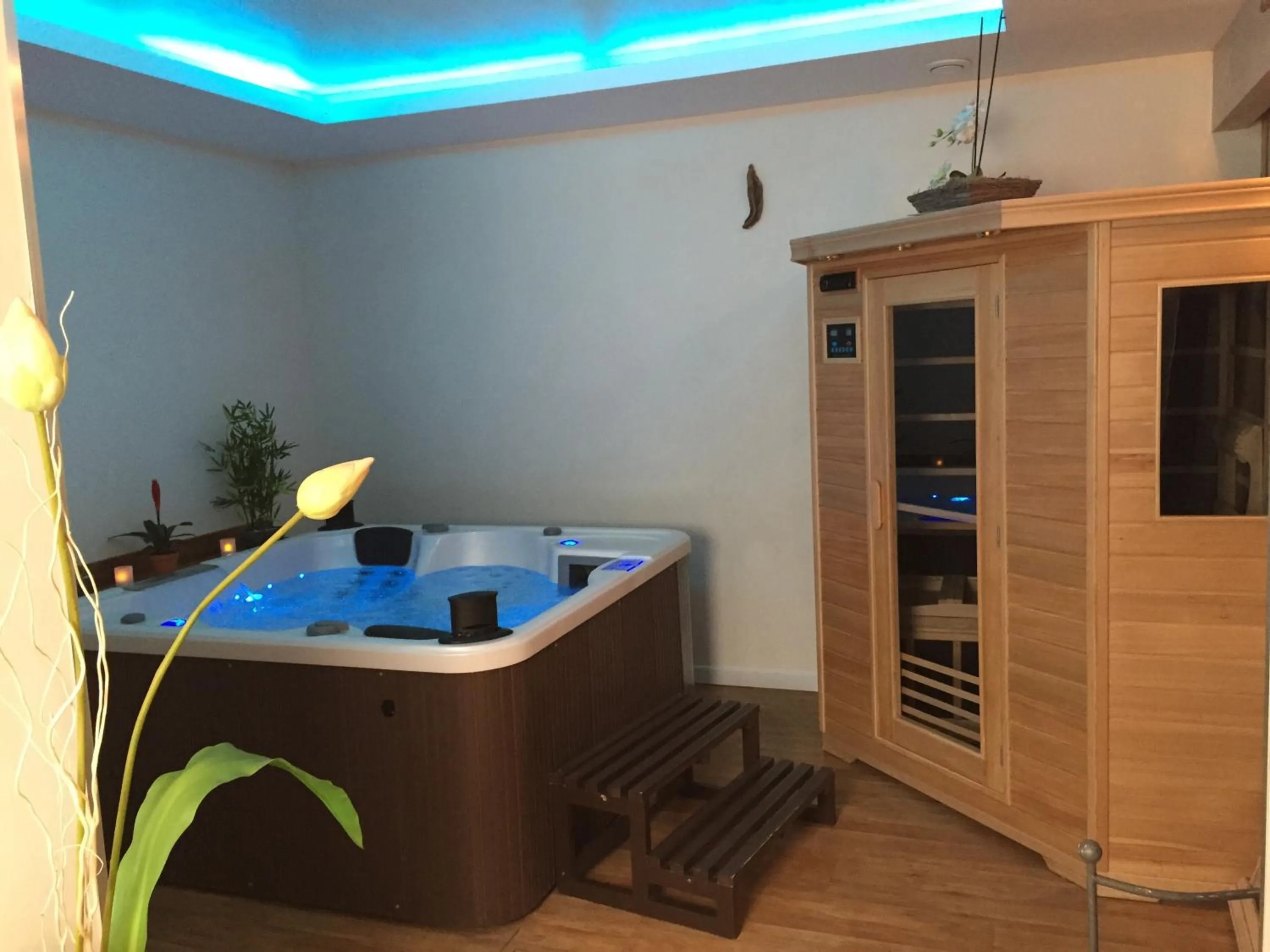 Hot Tub in Hôtel Beau Soleil