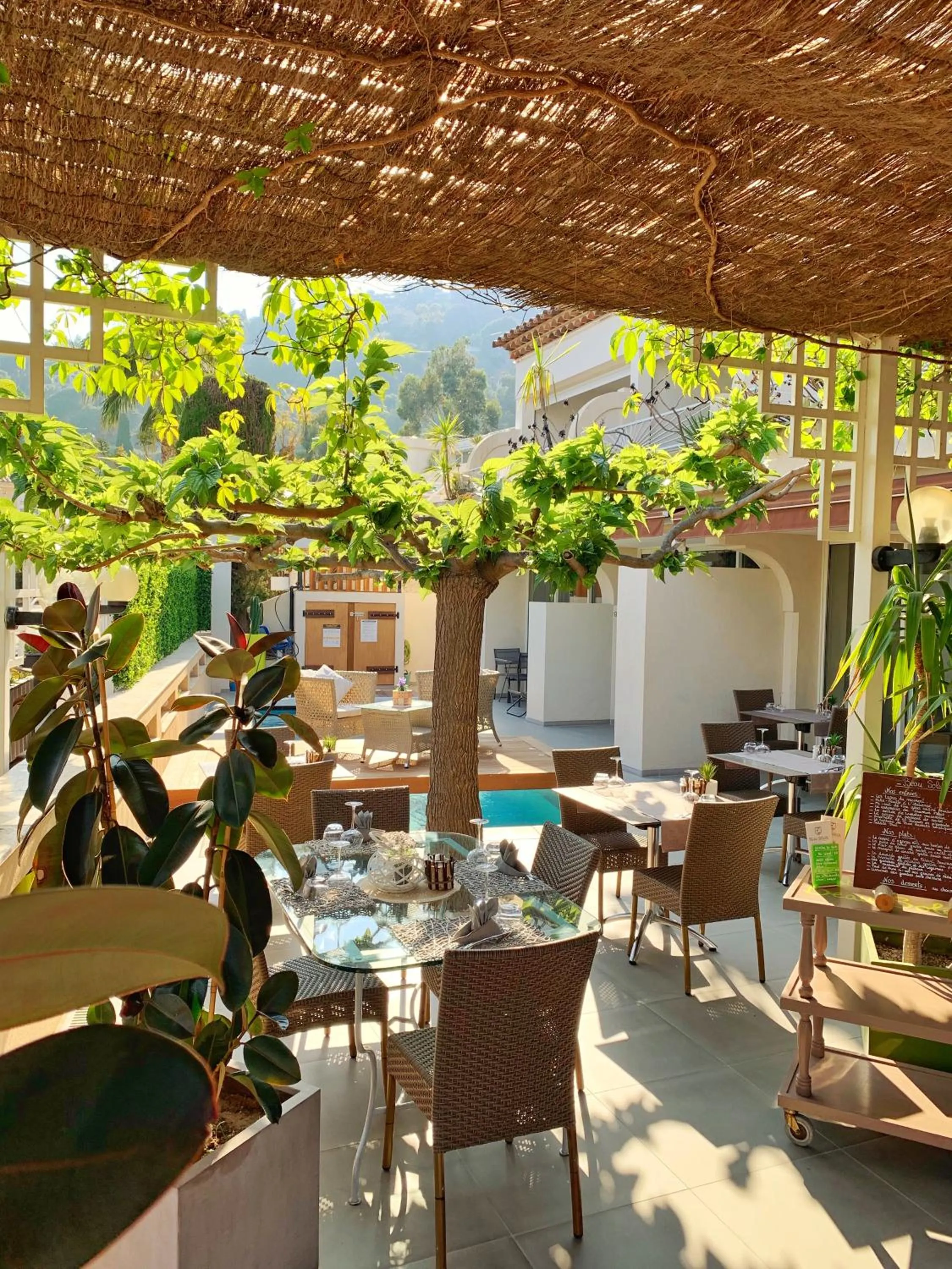 Patio in Hôtel Beau Soleil
