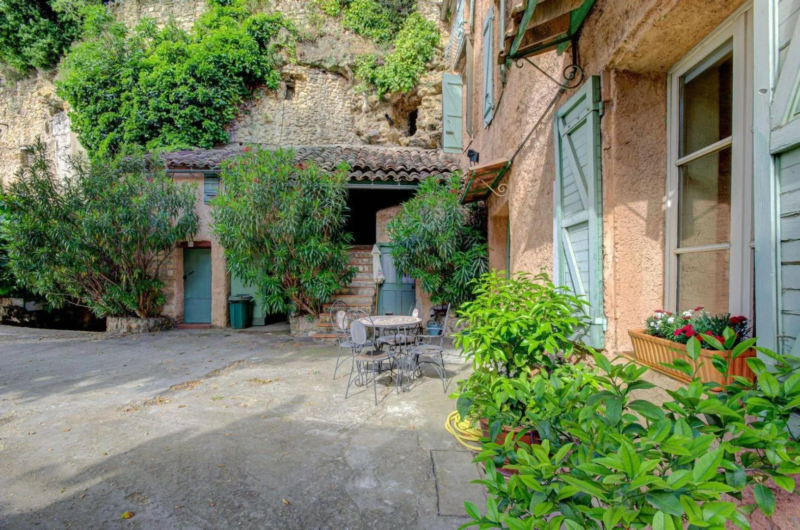 Inner courtyard view in Hôtel Saint Jean