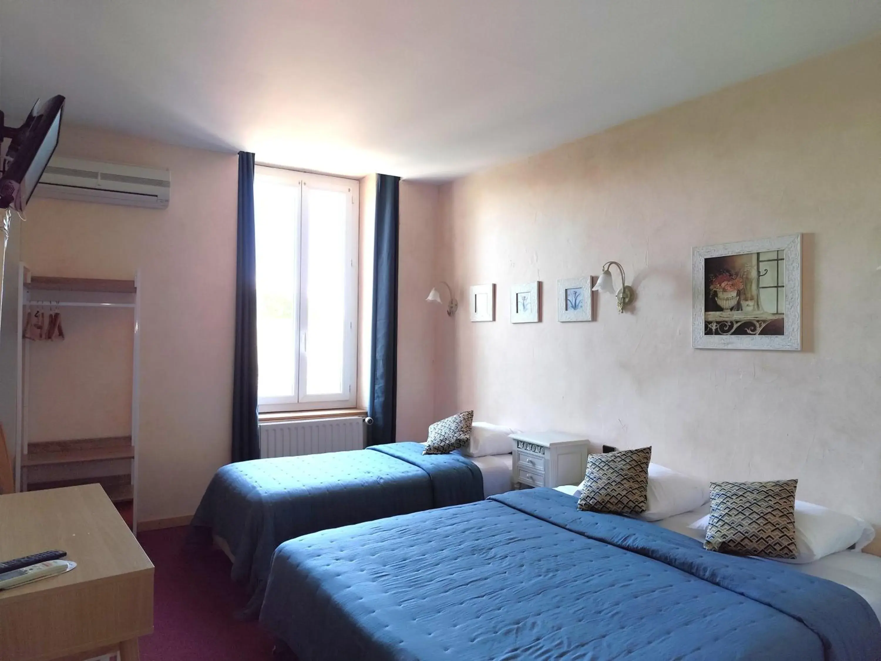 Superior Queen Room in Hôtel Saint Jean Superior Queen Room in Hôtel Saint Jean