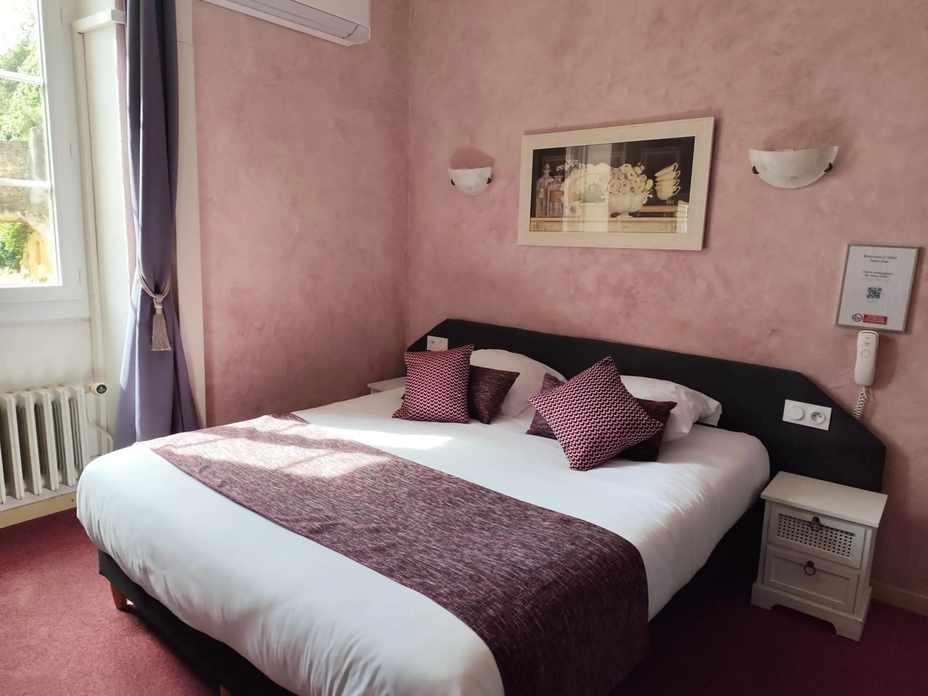 Standard Queen Room in Hôtel Saint Jean Standard Queen Room in Hôtel Saint Jean