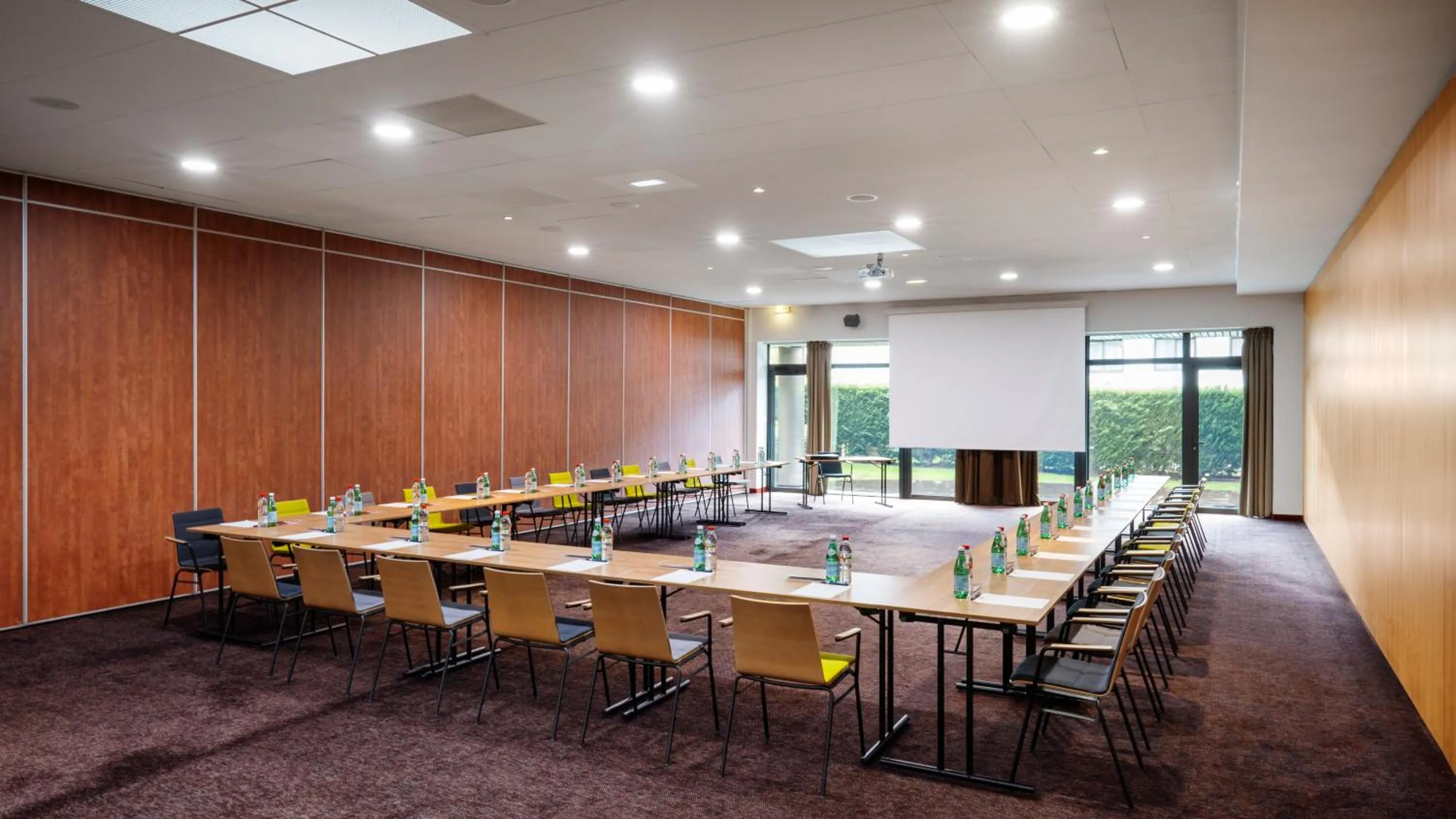Meeting/conference room in Residhome Suites Paris Sénart